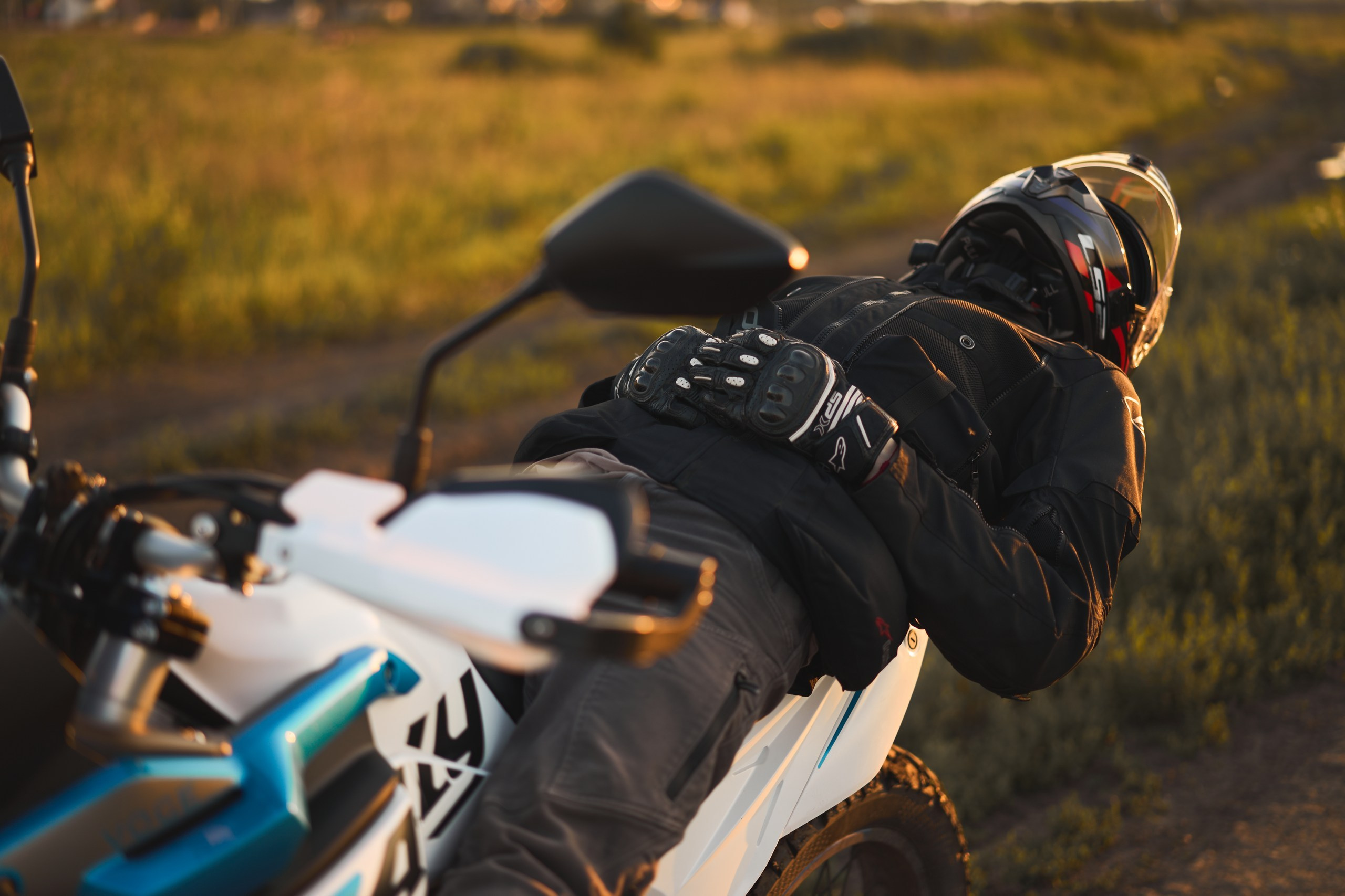 Фотосессия с мотоциклом на закате в поле. Фотограф Екатеринбург Кокшарова Александра