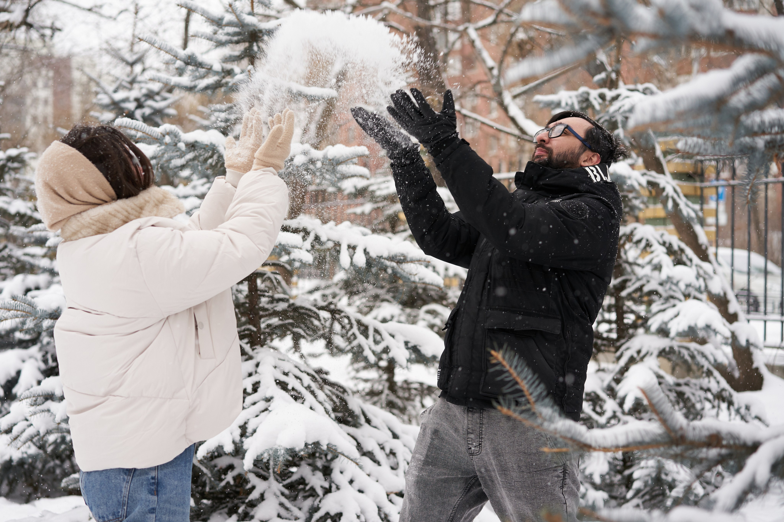 Зимняя фотосессия влюбленных в парке. Фотограф Екатеринбург Кокшарова Александра