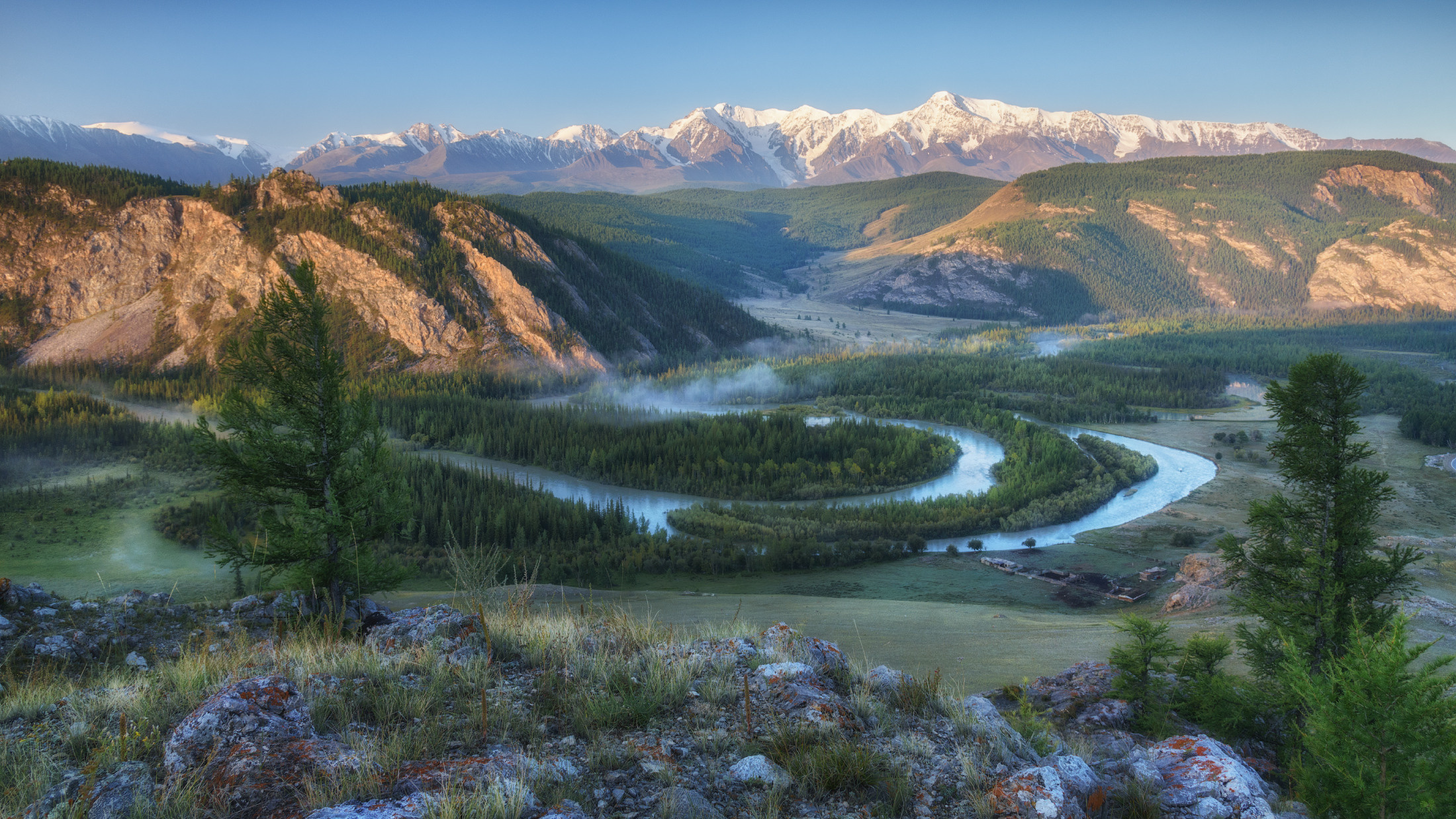 Чуйские петли. Утренний вид на меандры Чуи и Северо-Чуйский хребет, Кош-Агачский район, август 2019
