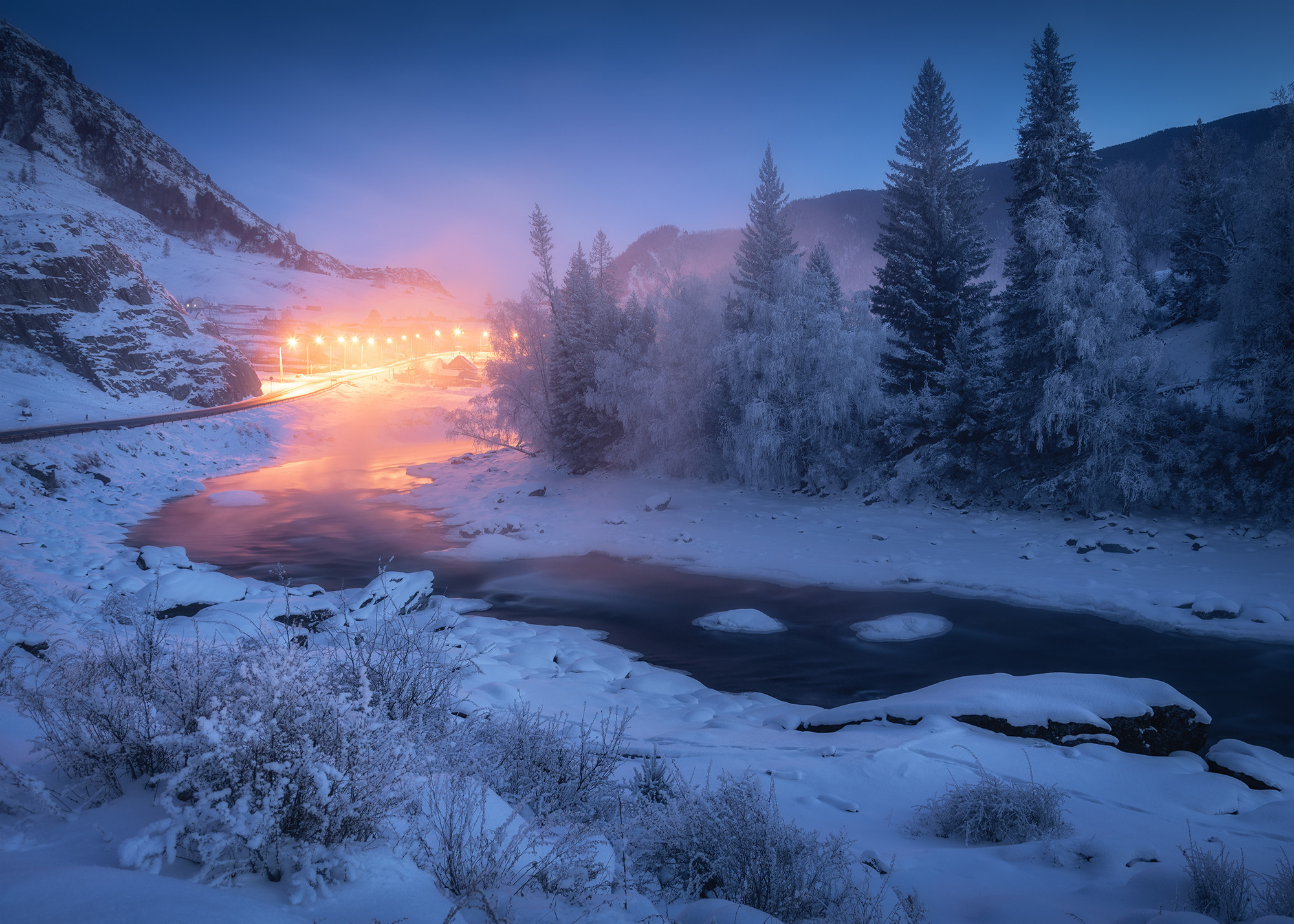 Вечерний Иодро. Парящая на морозе Чуя и огни небольшого поселка Иодро. Онгудайский район, январь 2022