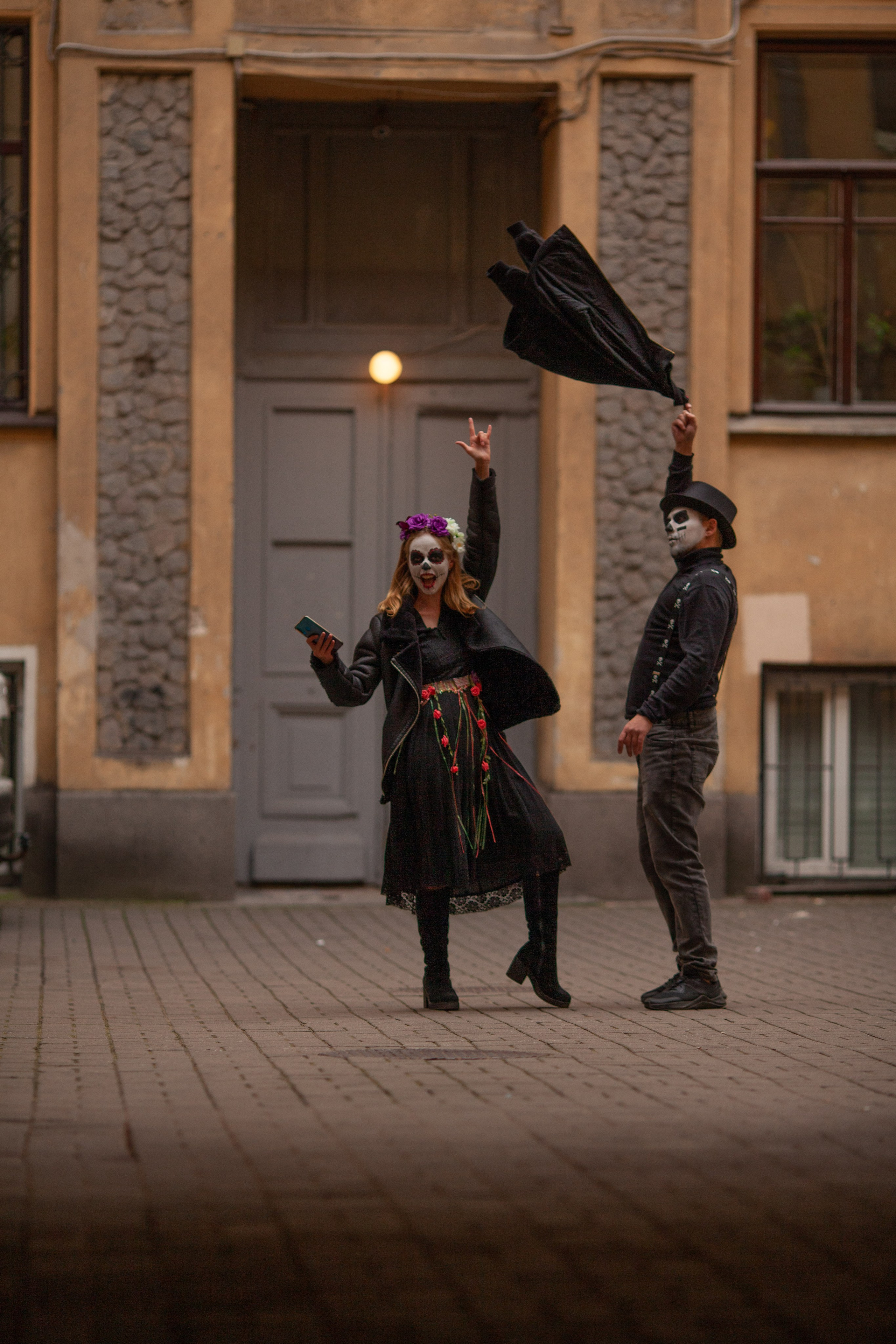 Хэллоуин. Двойняшки-фотографы Анна и Анастасия в Санкт-Петербурге