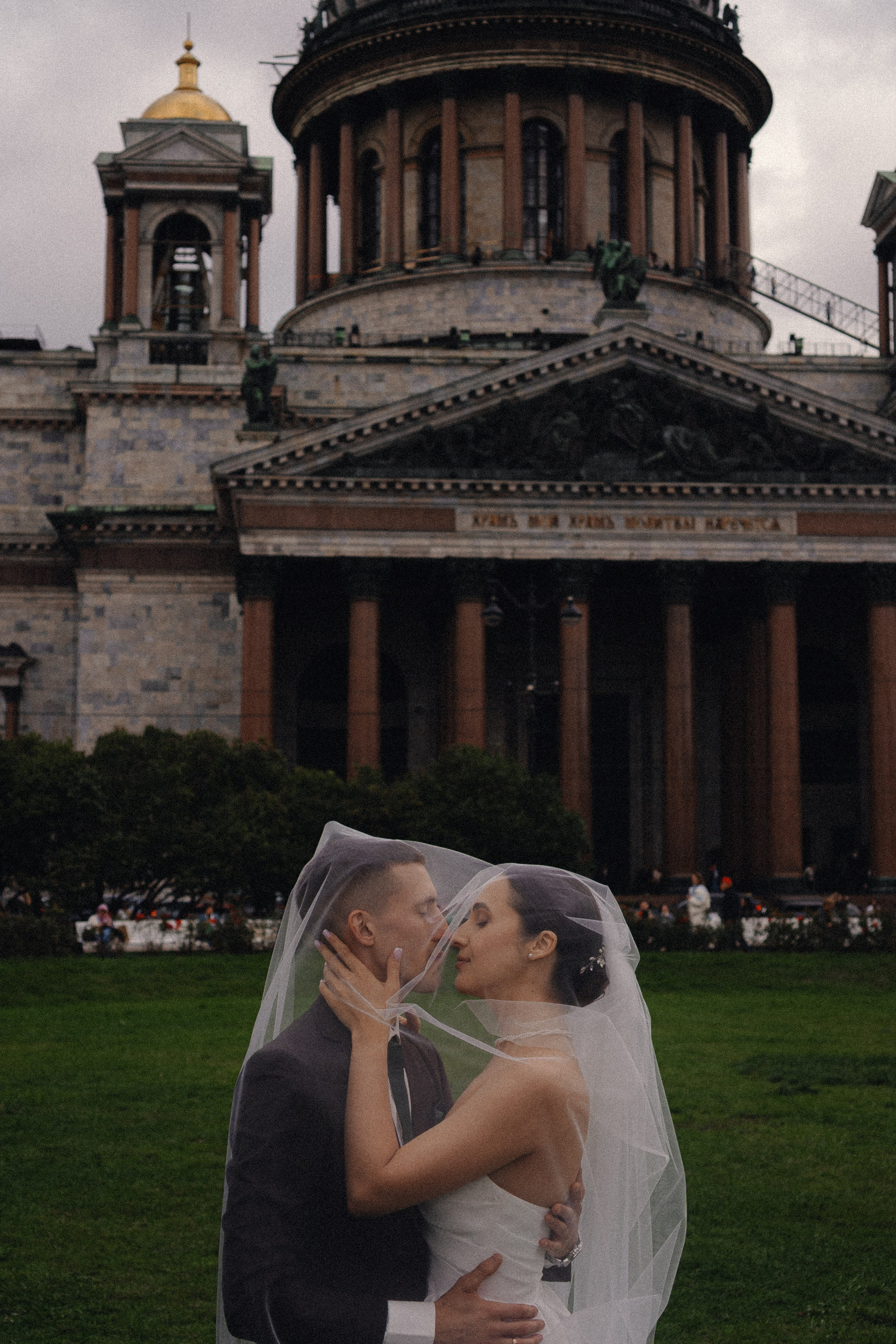 СВАДЕБНАЯ ПРОГУЛКА В САНТК-ПЕТЕРБУРГЕ (ИСАКИЕВСКИЙ СОБОР, ЗИМНЯЯ КАНАВКА, ЭРМИТАЖ И БОЛЬШАЯ МОРСКАЯ УЛИЦА). Профессиональный фотограф, Санкт-Петербург — Виктория Богомолова