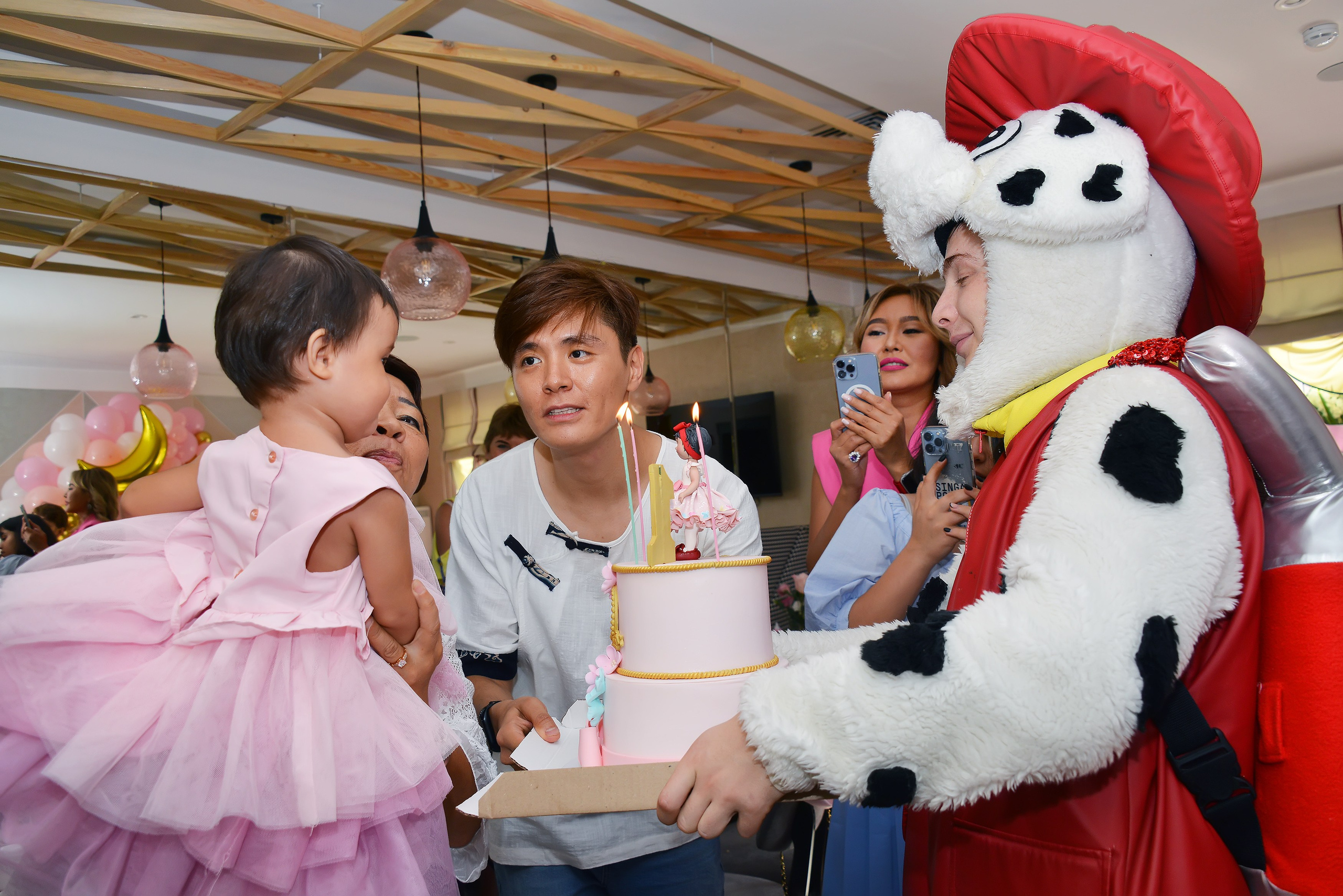 Дети-5 (Адель-1годик). Фотосъёмка. Фотограф Сергей Авдеев-семейный и детский фотограф в Алматы