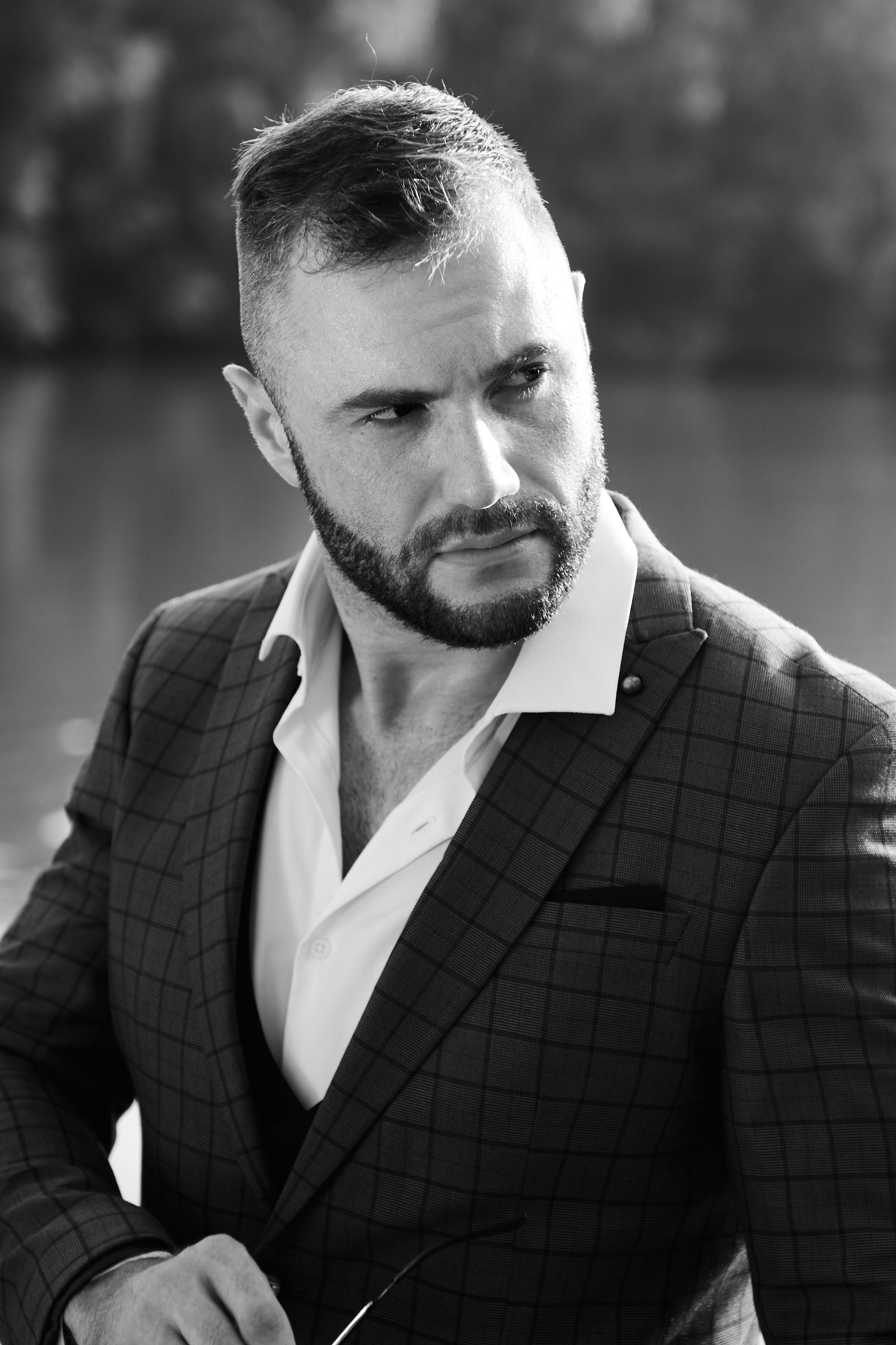 Свадебная фотосессия на улице с кабриолетом