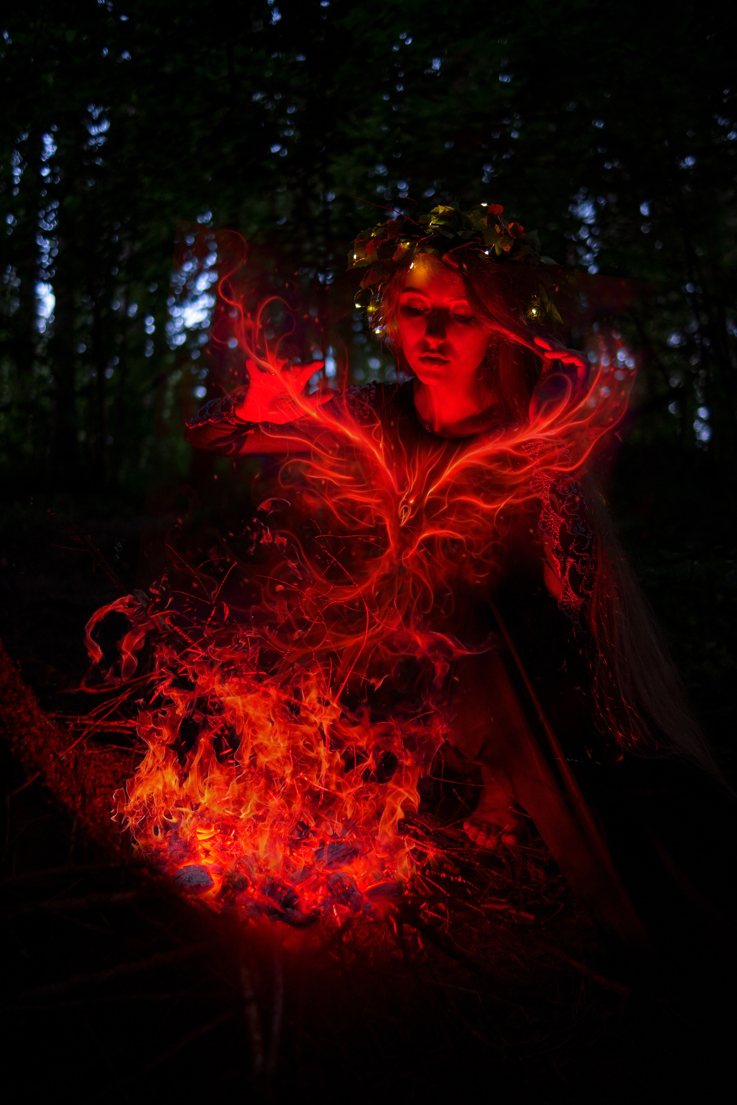 лесная фея вызывает феникса из огня в подмосковном лесу