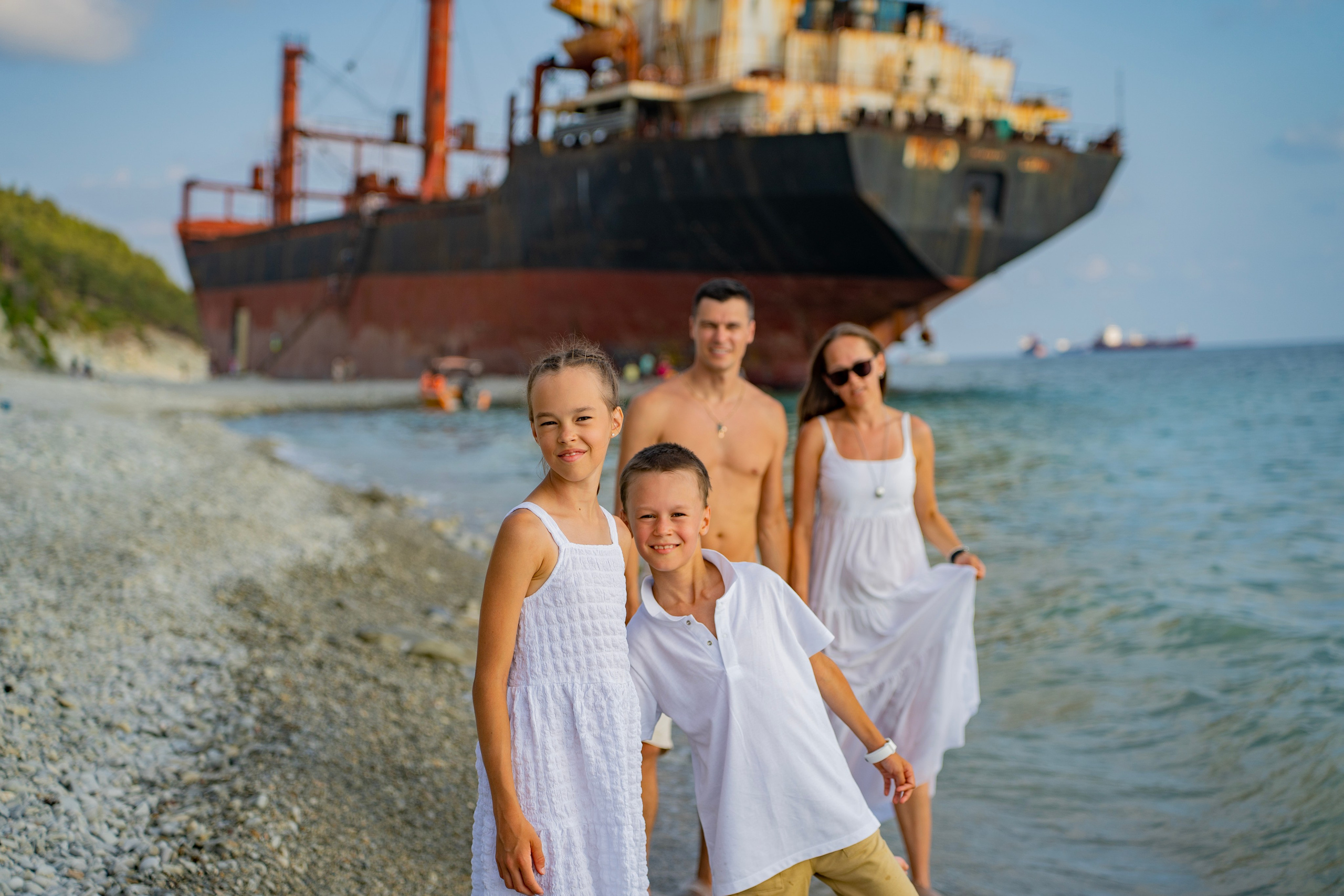 Фотосессия-поход к сухогрузу Рио. Семейный и детский фотограф Екатерина Черняева. Снимаю портреты, love story, фотопрогулки, работаю на улице, в кафе, студии, дома у клиента