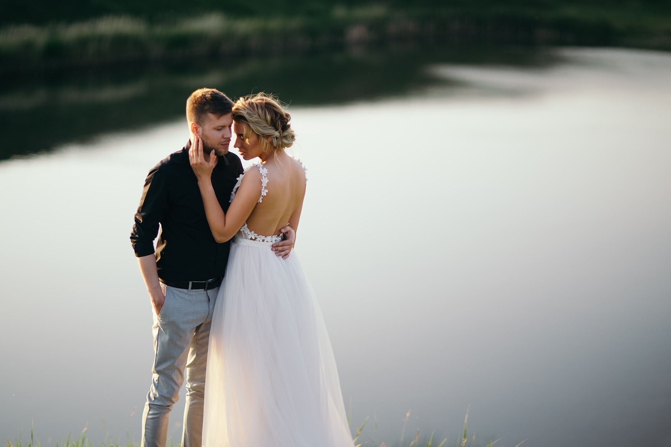 Здравствуйте! Я свадебный фотограф из Ульяновска, работаю в том числе по всей России и с выездом за границу. Снимаю свадьбы, lovestory, корпоративы, светский репортаж. Провожу обучение по фотографии, мастер-классы и воркшопы для других фотографов.