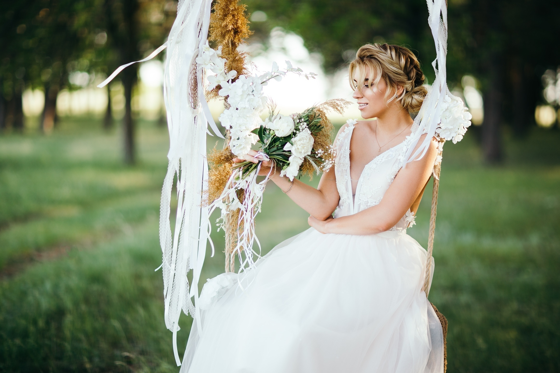 Здравствуйте! Я свадебный фотограф из Ульяновска, работаю в том числе по всей России и с выездом за границу. Снимаю свадьбы, lovestory, корпоративы, светский репортаж. Провожу обучение по фотографии, мастер-классы и воркшопы для других фотографов.