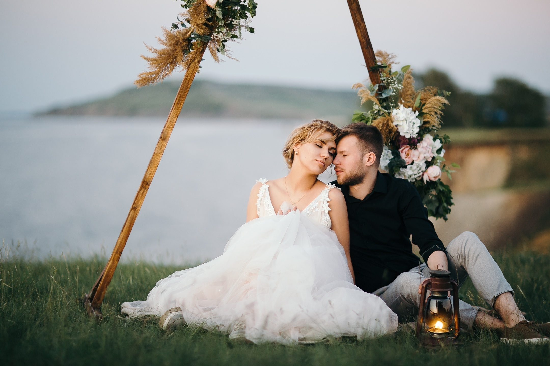 Здравствуйте! Я свадебный фотограф из Ульяновска, работаю в том числе по всей России и с выездом за границу. Снимаю свадьбы, lovestory, корпоративы, светский репортаж. Провожу обучение по фотографии, мастер-классы и воркшопы для других фотографов.