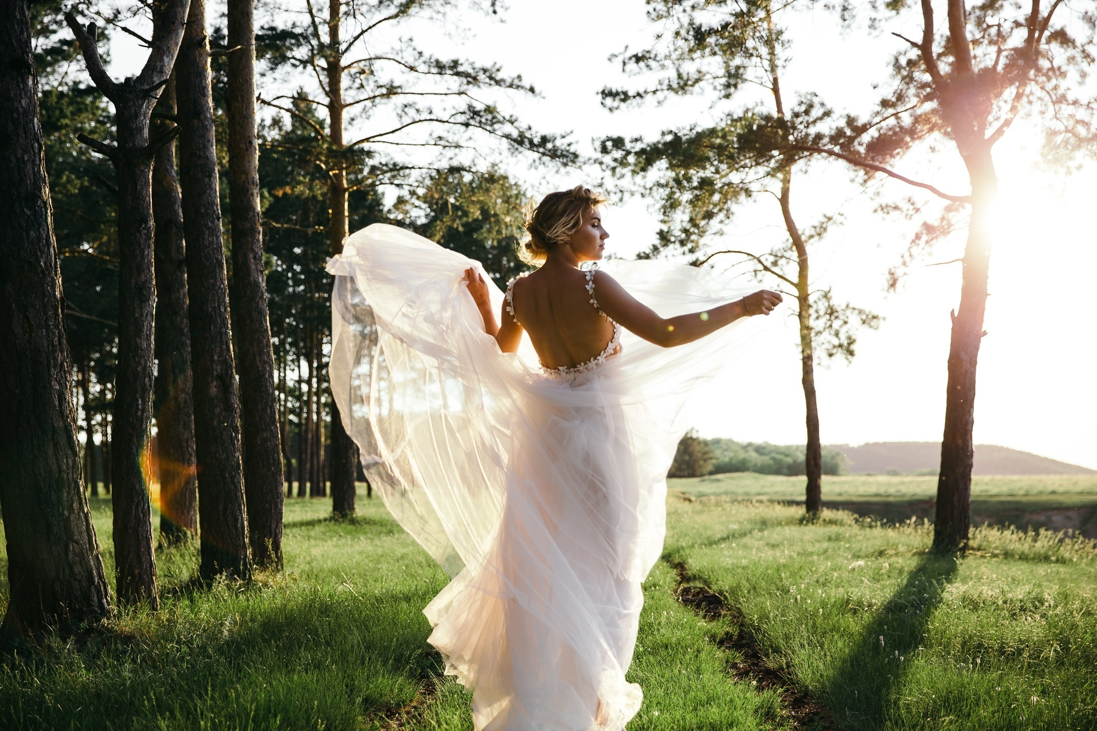 Здравствуйте! Я свадебный фотограф из Ульяновска, работаю в том числе по всей России и с выездом за границу. Снимаю свадьбы, lovestory, корпоративы, светский репортаж. Провожу обучение по фотографии, мастер-классы и воркшопы для других фотографов.