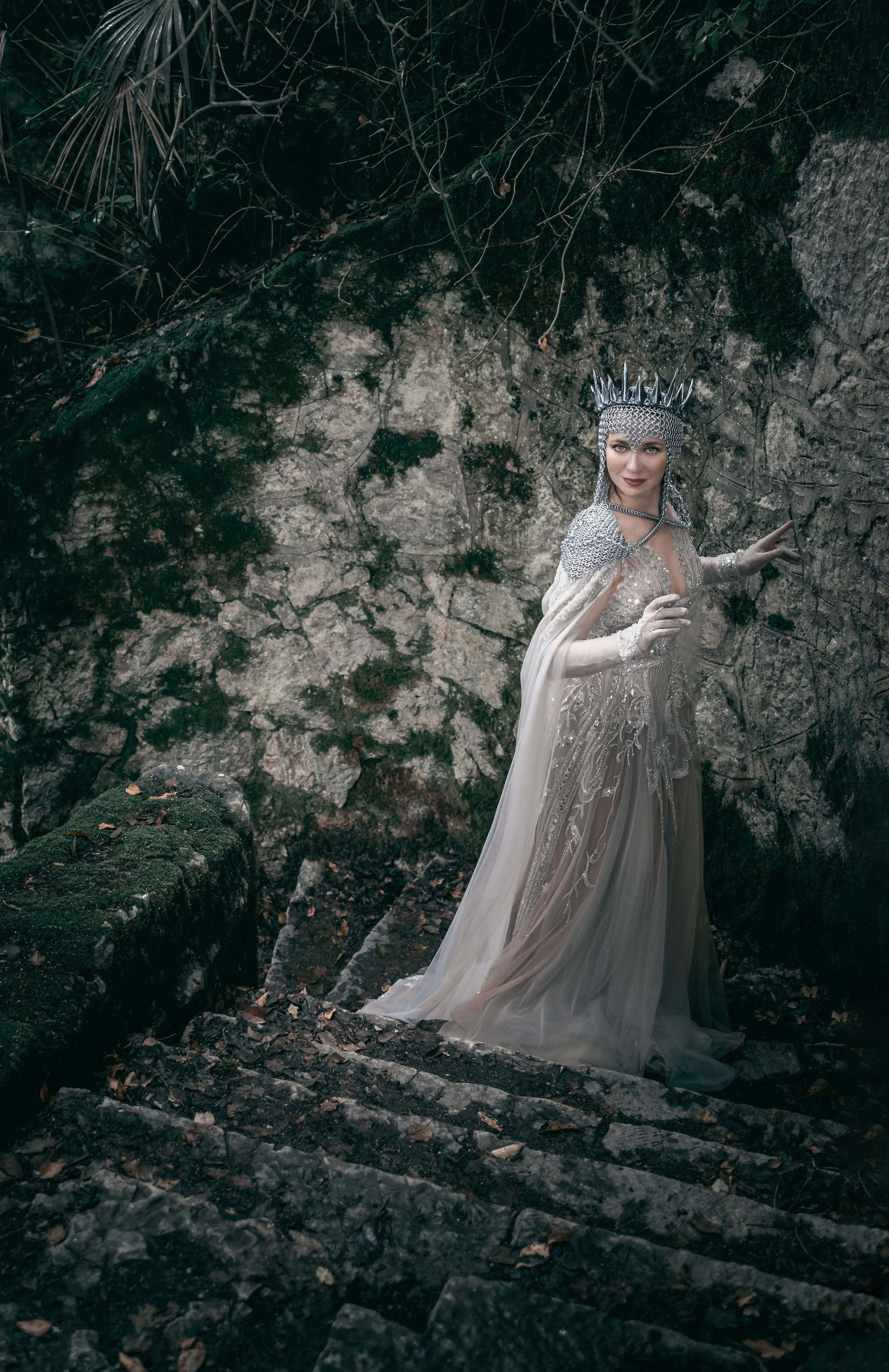Индивидуальная художественная женская арт фотосессия в замке в абхазии в москве косплей корона костюм от кутюрье сказочное платье 