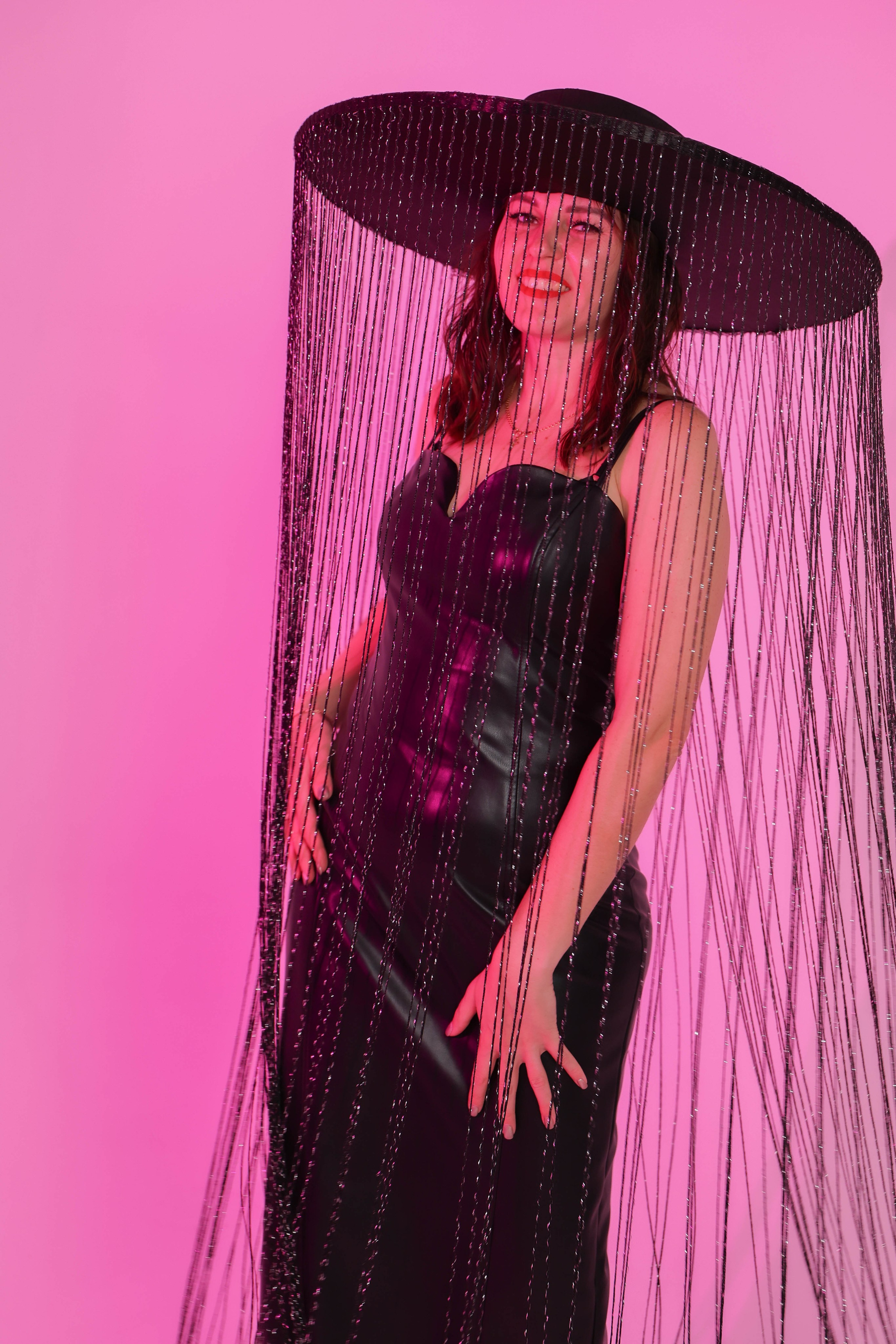 Фотосессия в шляпе с нитями. Фотостудия в Краснодаре