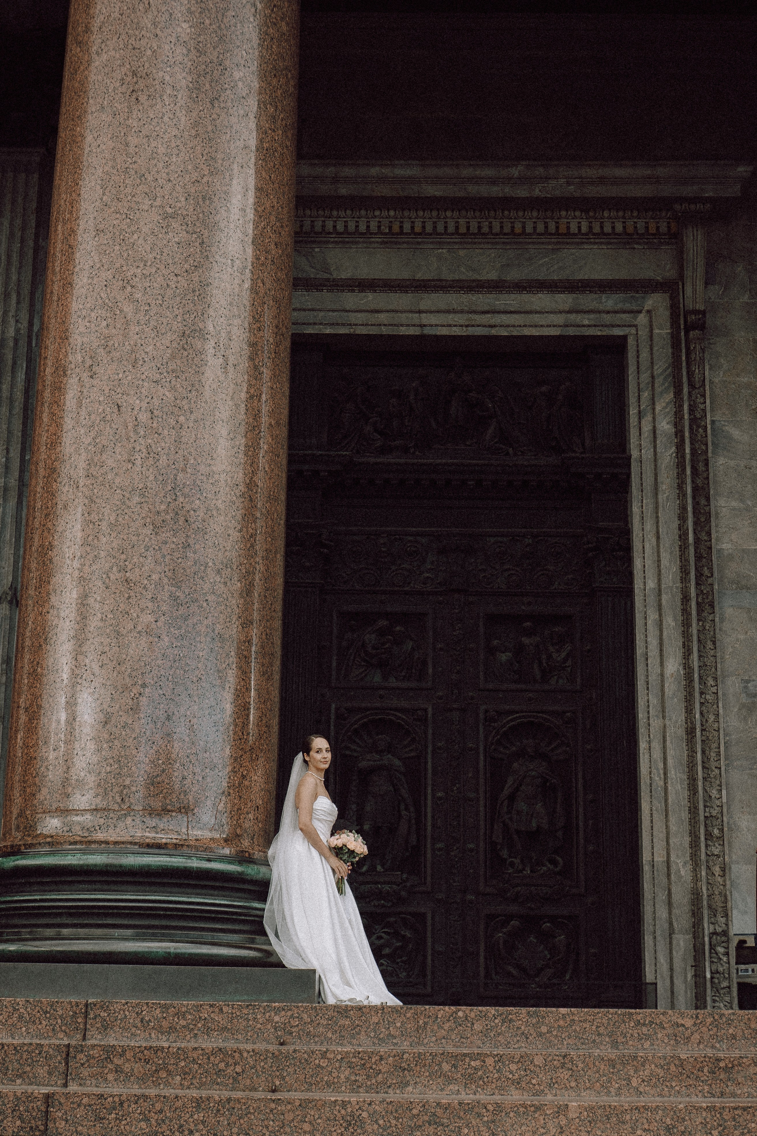 СВАДЕБНАЯ ПРОГУЛКА В САНТК-ПЕТЕРБУРГЕ (ИСАКИЕВСКИЙ СОБОР, ЗИМНЯЯ КАНАВКА, ЭРМИТАЖ И БОЛЬШАЯ МОРСКАЯ УЛИЦА). Профессиональный фотограф, Санкт-Петербург — Виктория Богомолова