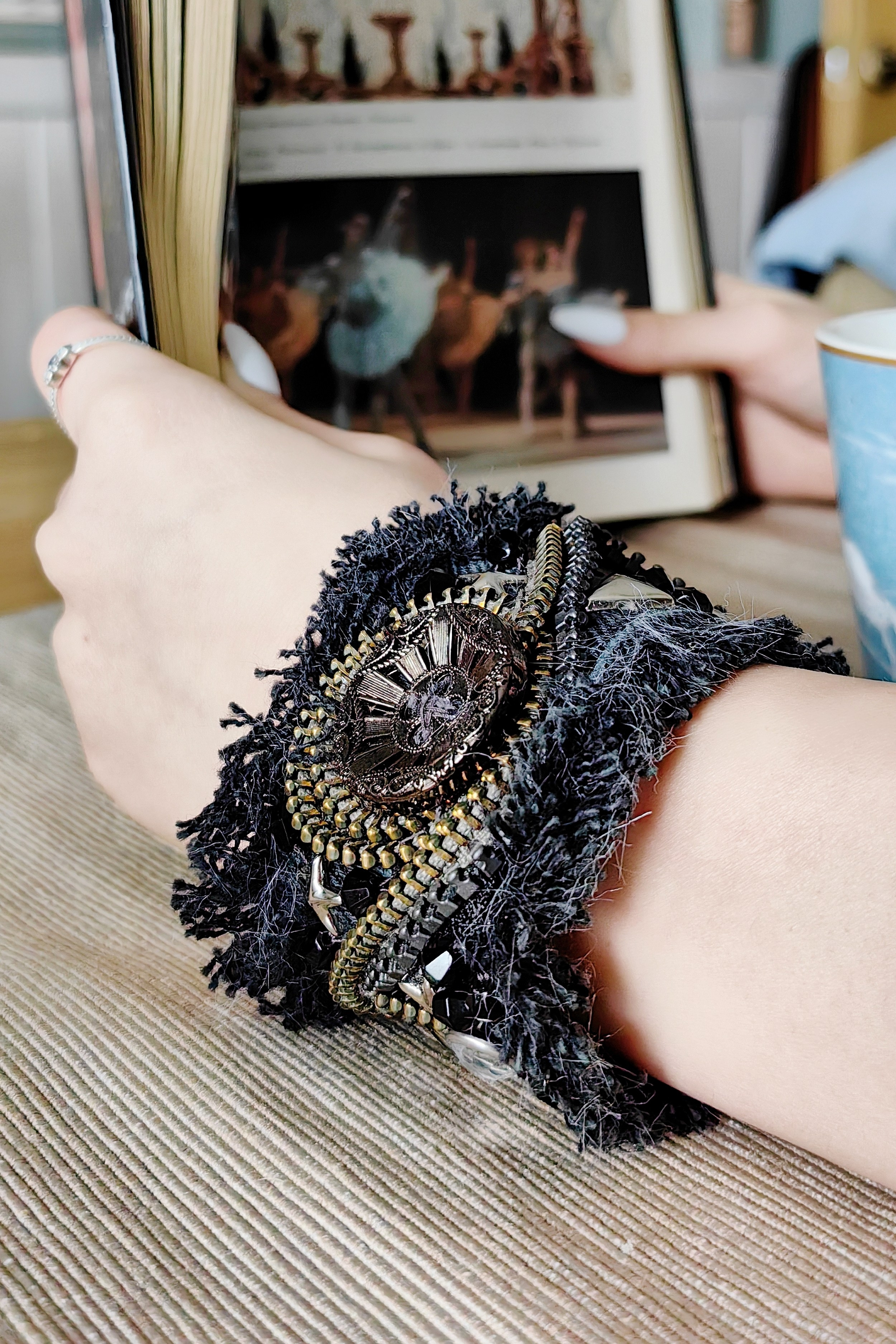 Браслет из джинсовой ткани, сшитый своими руками, отлично дополняет повседневной образ девушки. 