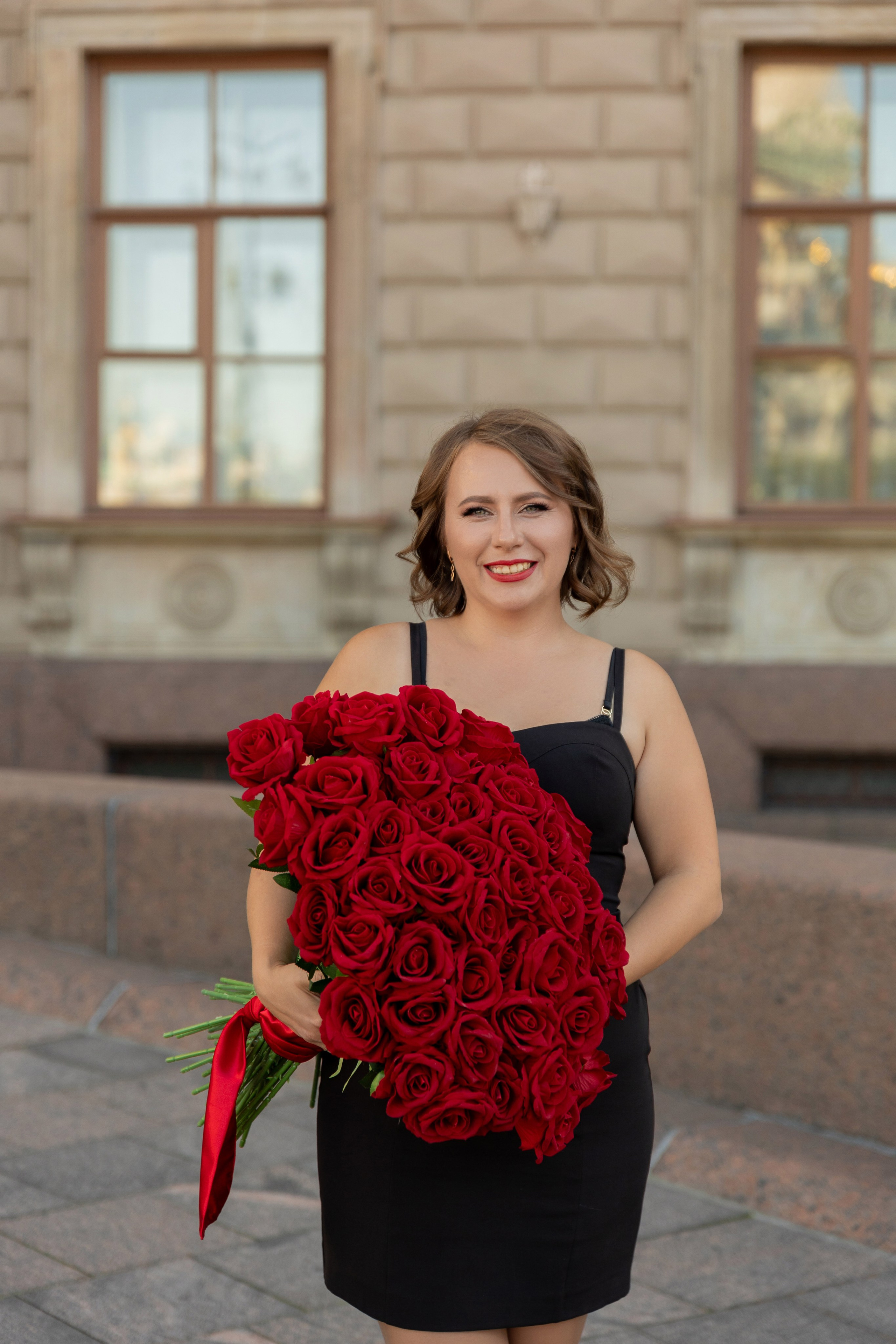 Фотопрогулка в центре с букетом красных роз. Семейный и свадебный фотограф в Санкт-Петербурге Татьяна Швыкова