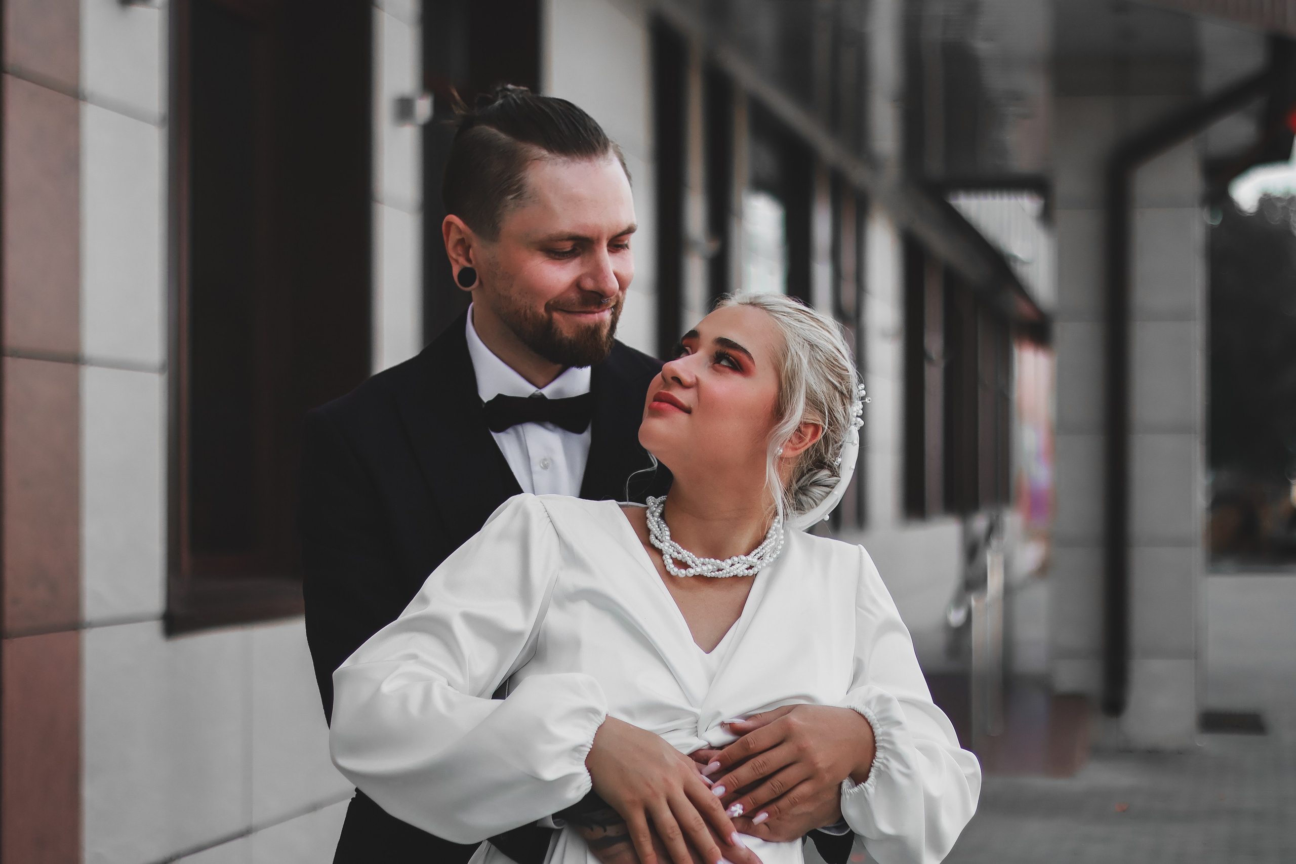 Молодожены возле загса