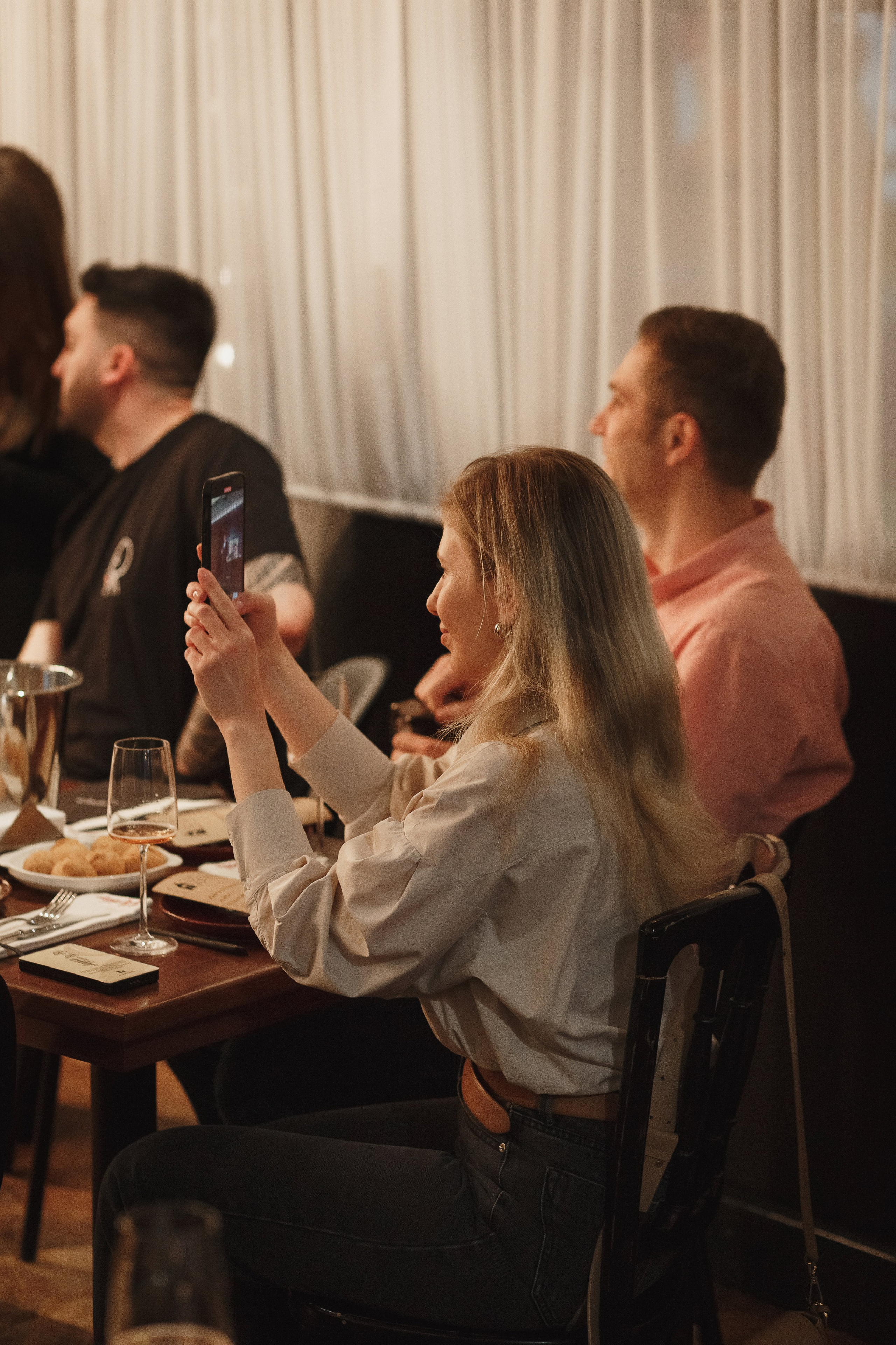 Фото клуба любителей российских вин в ресторане Мадам Ку-Ку, Таганрог. Свадебный и семейный фотограф в Таганроге Бакарюк Антон