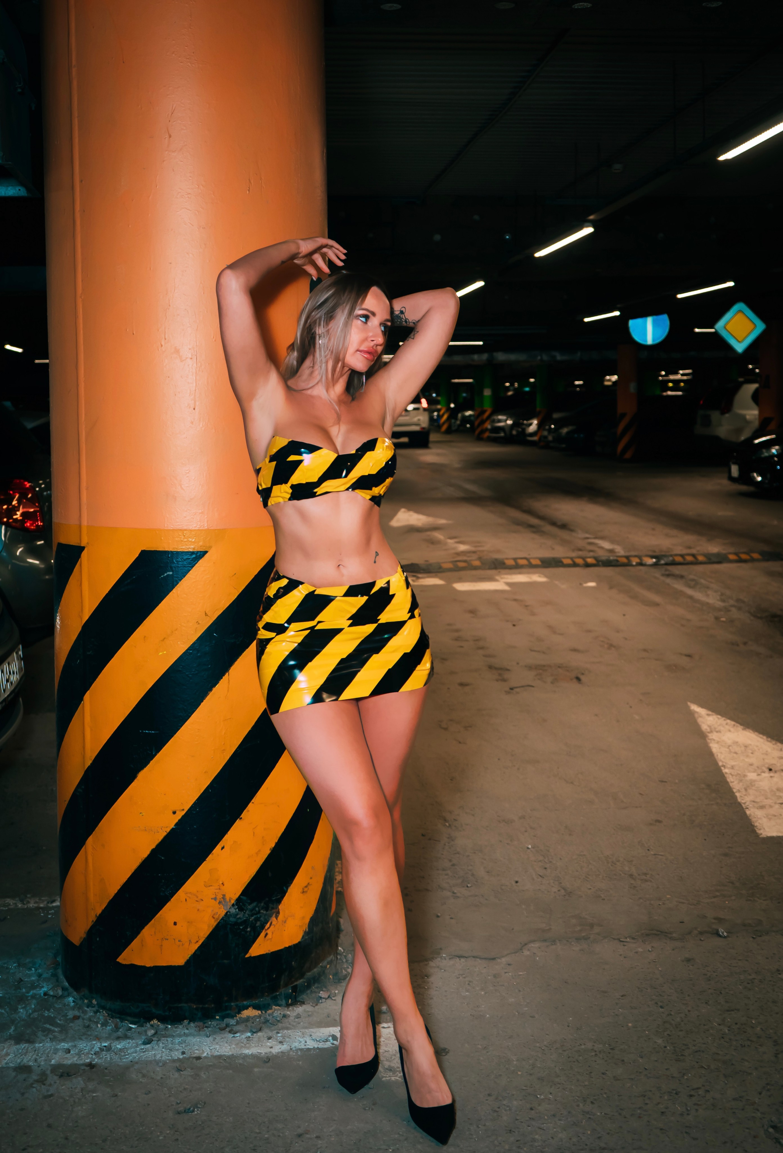 Съемка на парковке — модель Дина. Фотограф Москва и Видеограф Москва