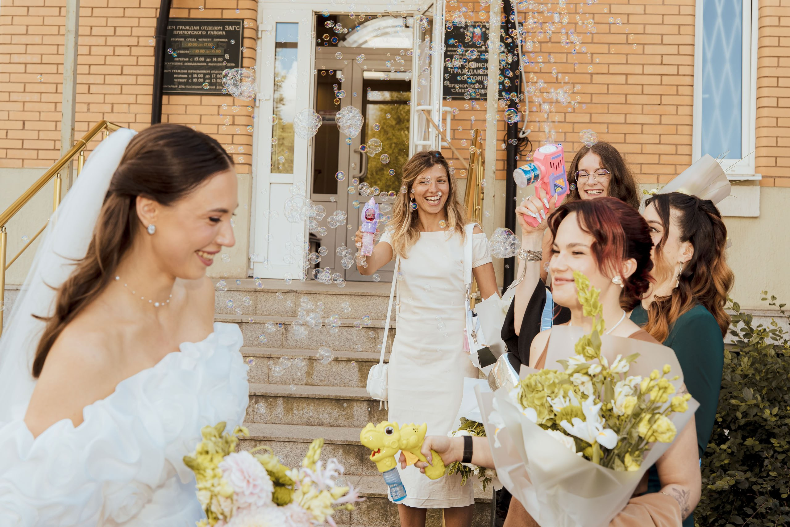 Лучана и Дима — свадьба в ЗАГСе Приморского района и прогулка у Исаакия. Свадебный фотограф Дмитрий Родионов — Санкт-Петербург и Ленинградская область