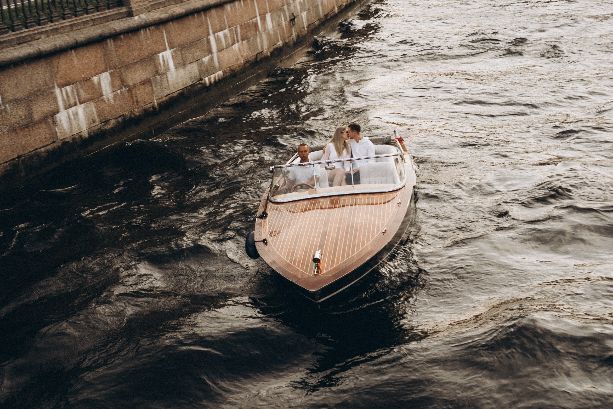 СВАДЕНБНАЯ СЬЕМКА НА КАТЕРЕ ПО КАНАЛАМ САНКТ-ПЕТЕРБУРГА И В АКВАТОРИИ НЕВЫ. Профессиональный фотограф, Санкт-Петербург — Виктория Богомолова