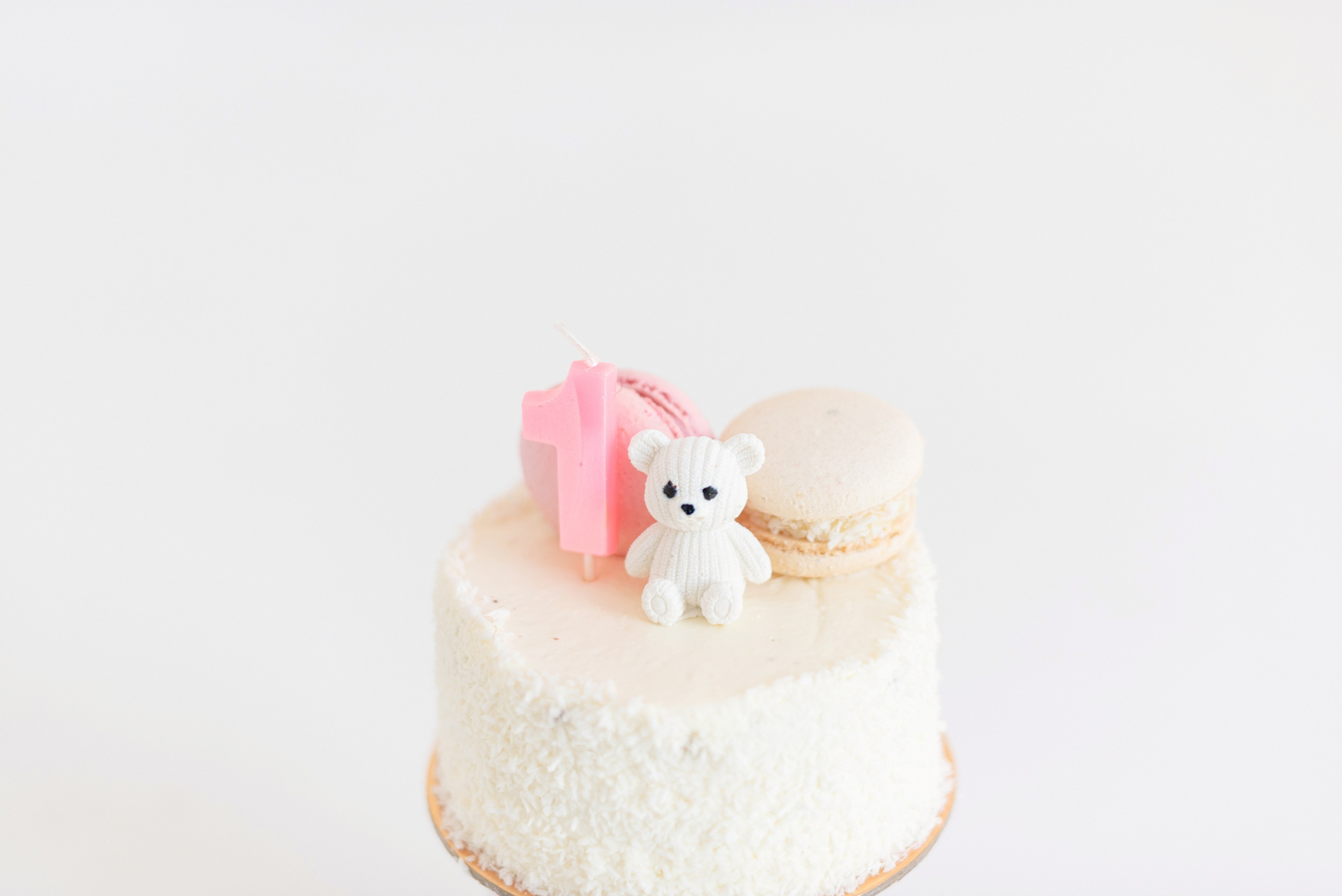 Фотосессия дня рождения ребенка в фотостудии, торт, воздушные шары, мыльные пузыри, профессиональные детские фотографии в Сургуте и Нефтеюганске.