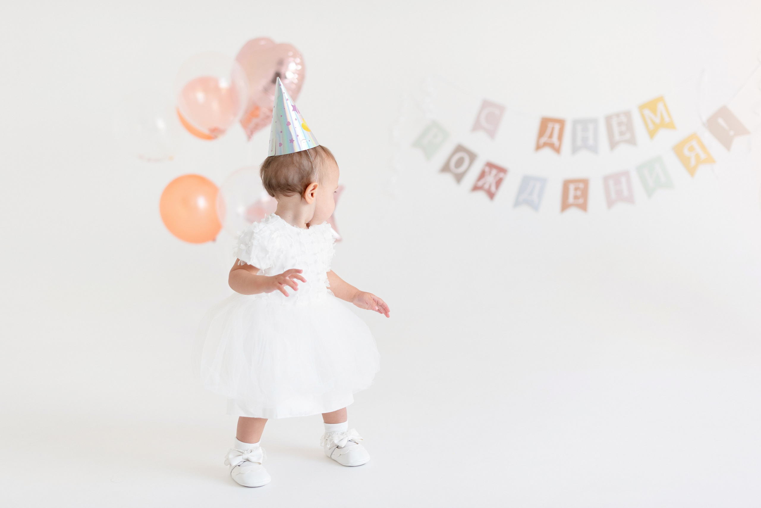 Фотосессия дня рождения ребенка в фотостудии, торт, воздушные шары, мыльные пузыри, профессиональные детские фотографии в Сургуте и Нефтеюганске.