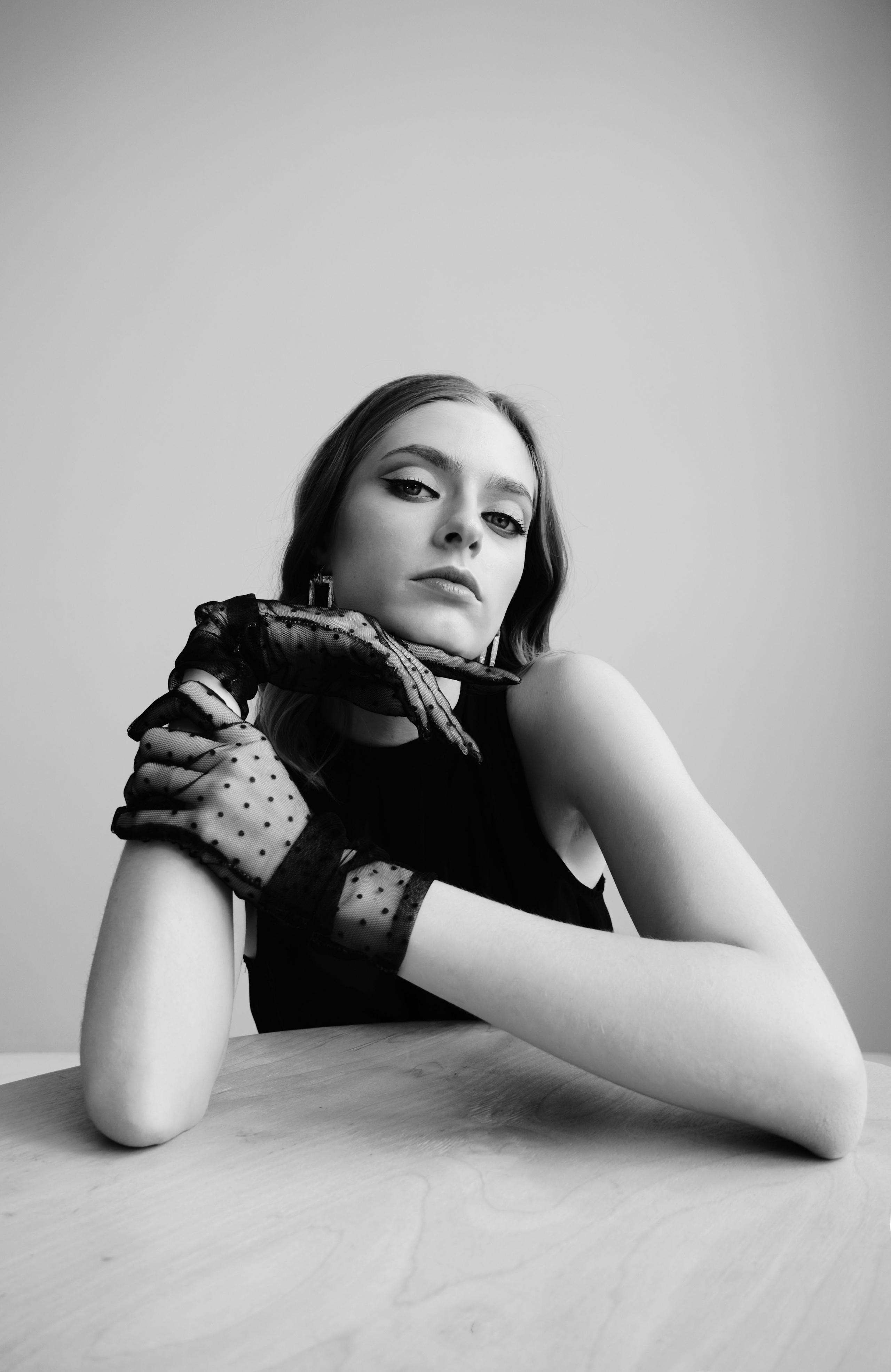 черно-белая фотография девушки в перчатках
