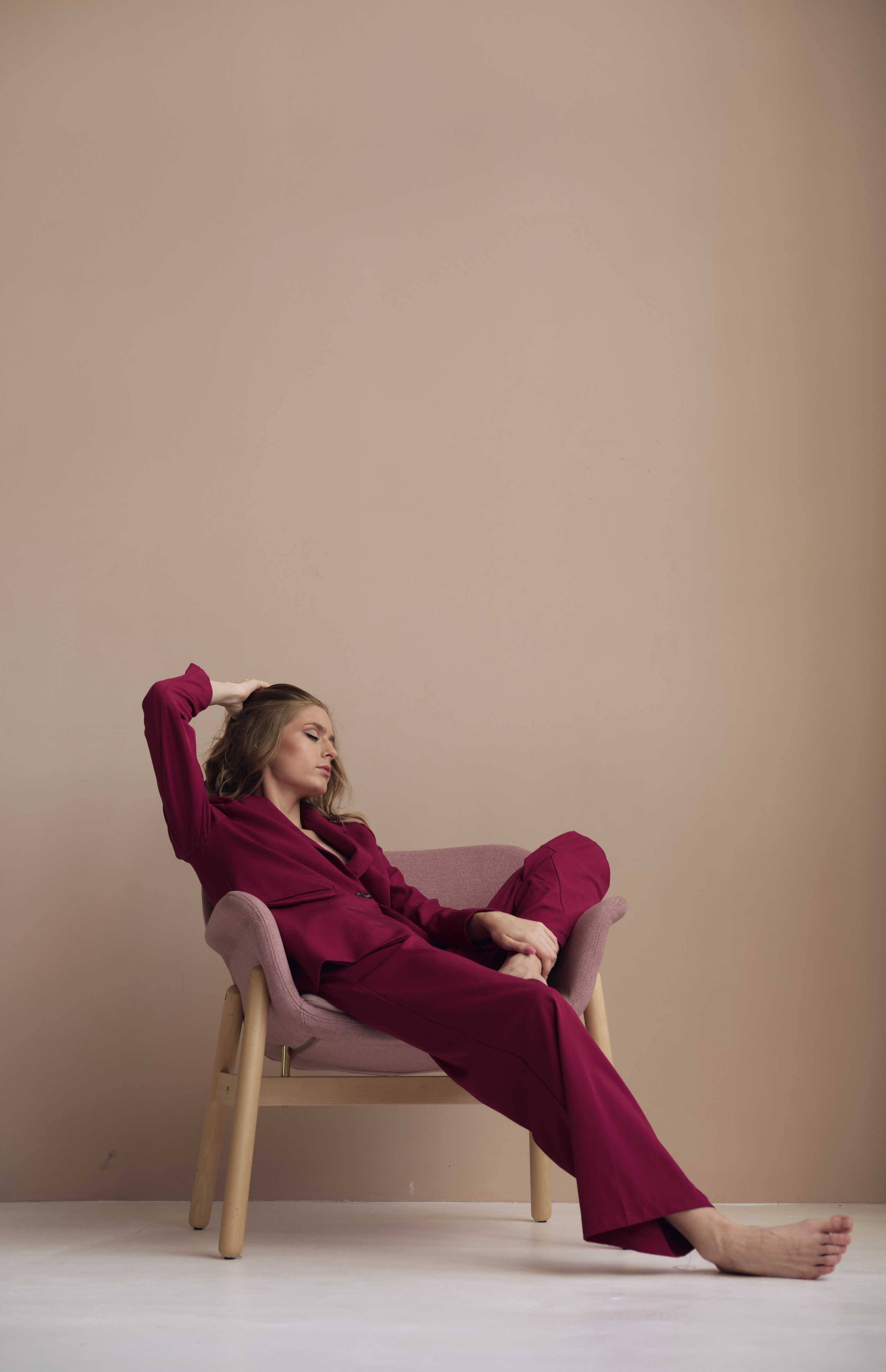 женская фотосессия в деловом костюме