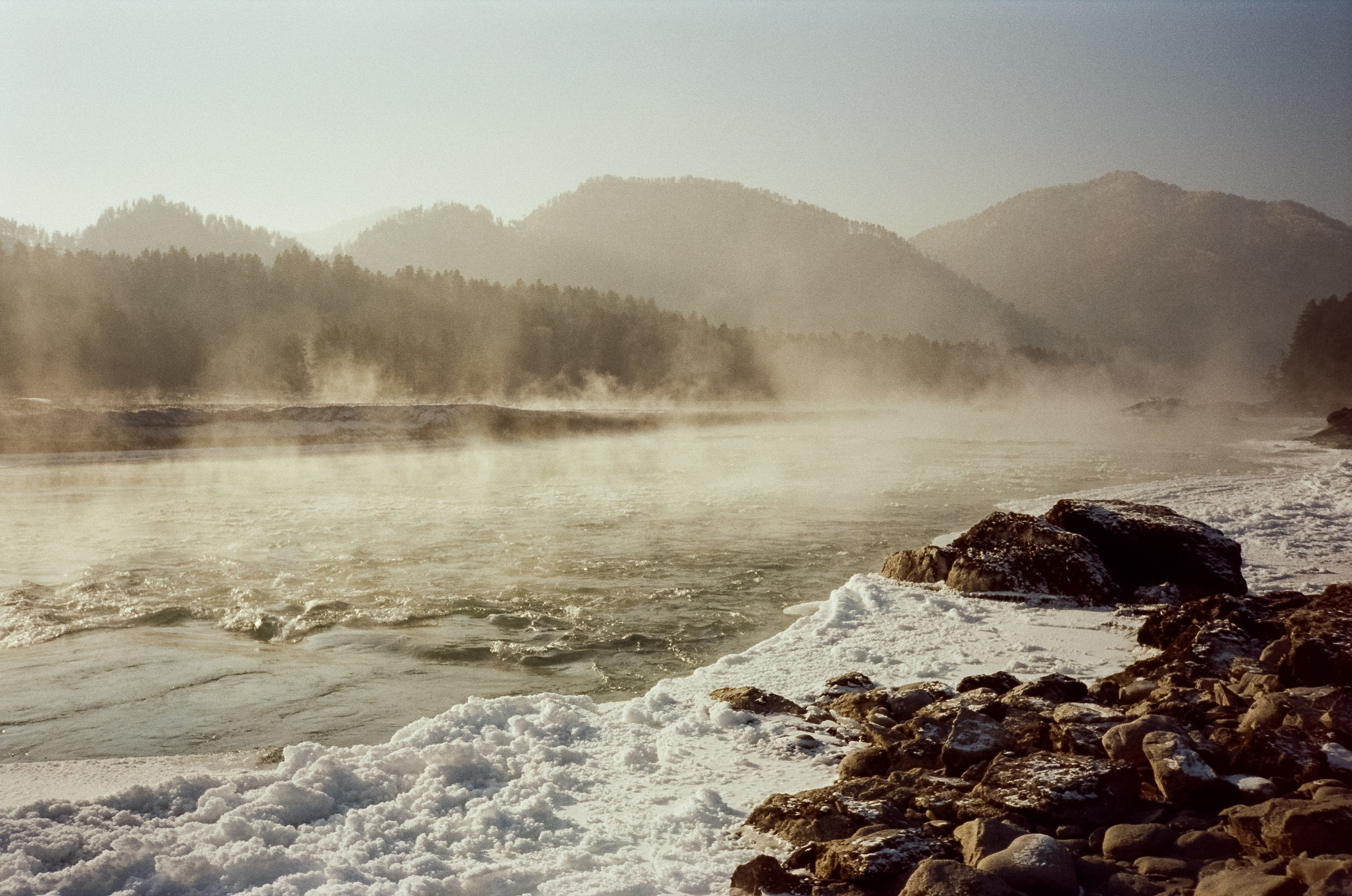 База Берель: лес, скалы, пляж, снег и лед, солнце и пар на Катуни. Фотограф-документалист Мария Осокина