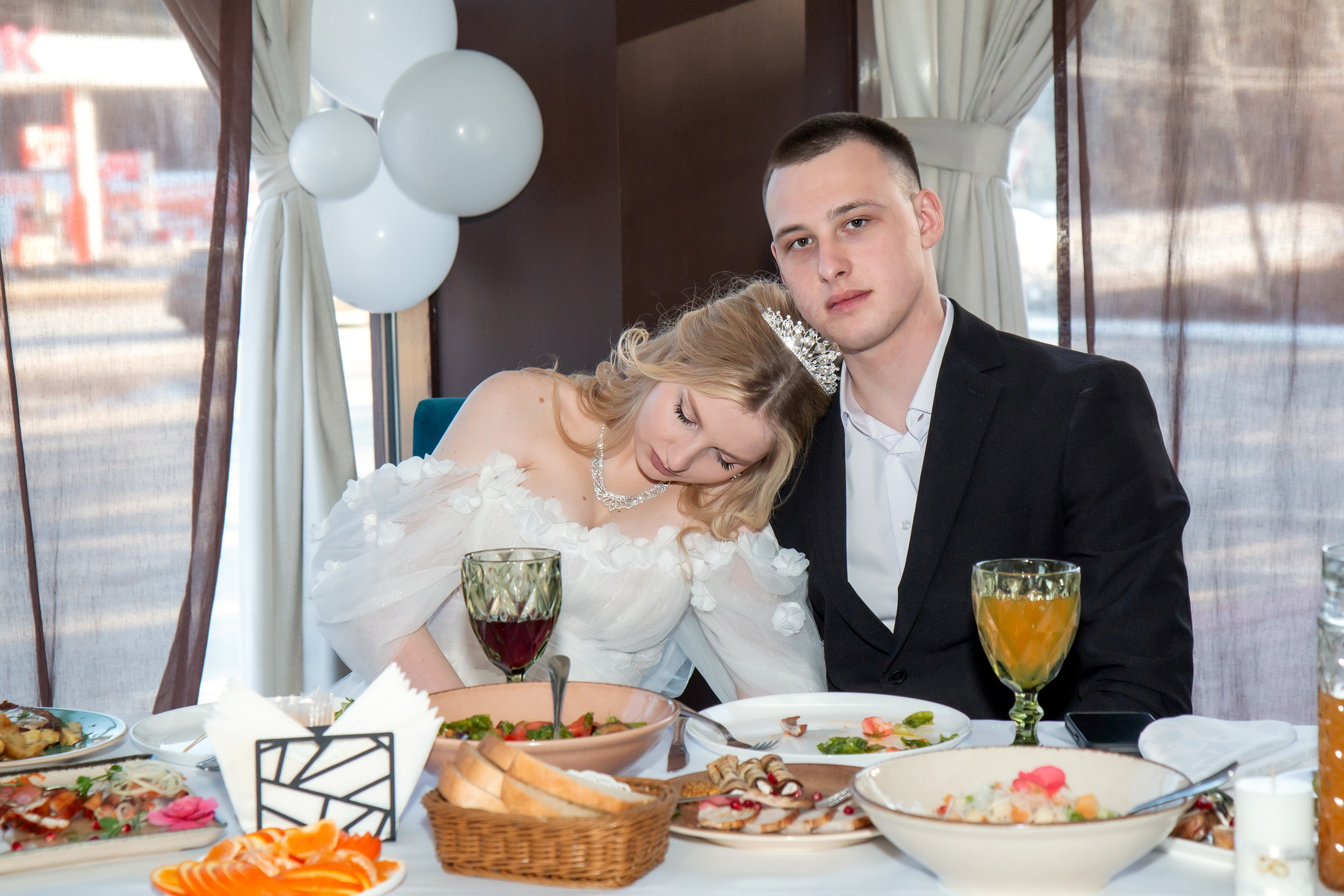 Данил и Елизавета. Банкет. Фотограф в Шелехове, лучшие выпускные альбомы в Шелехове