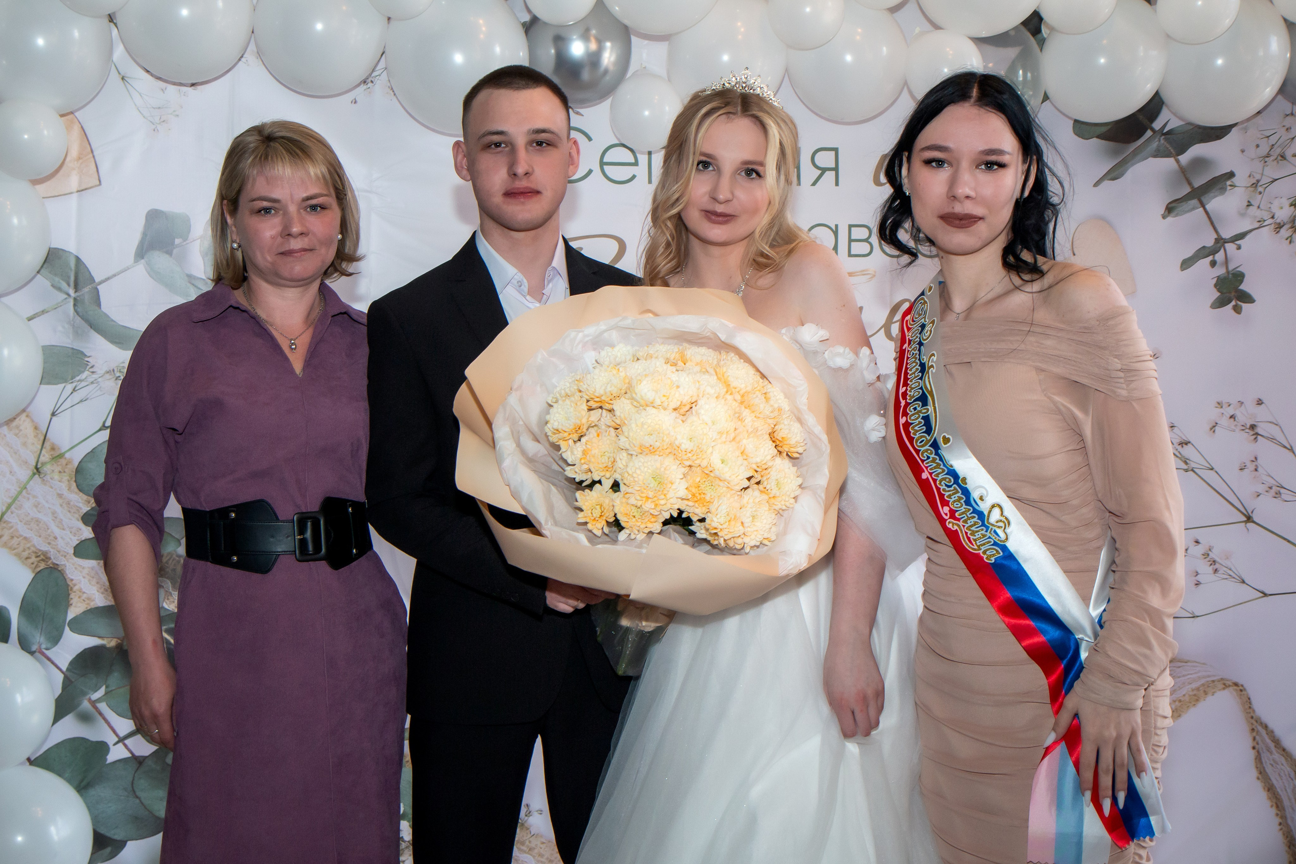 Данил и Елизавета. Банкет. Фотограф в Шелехове, лучшие выпускные альбомы в Шелехове