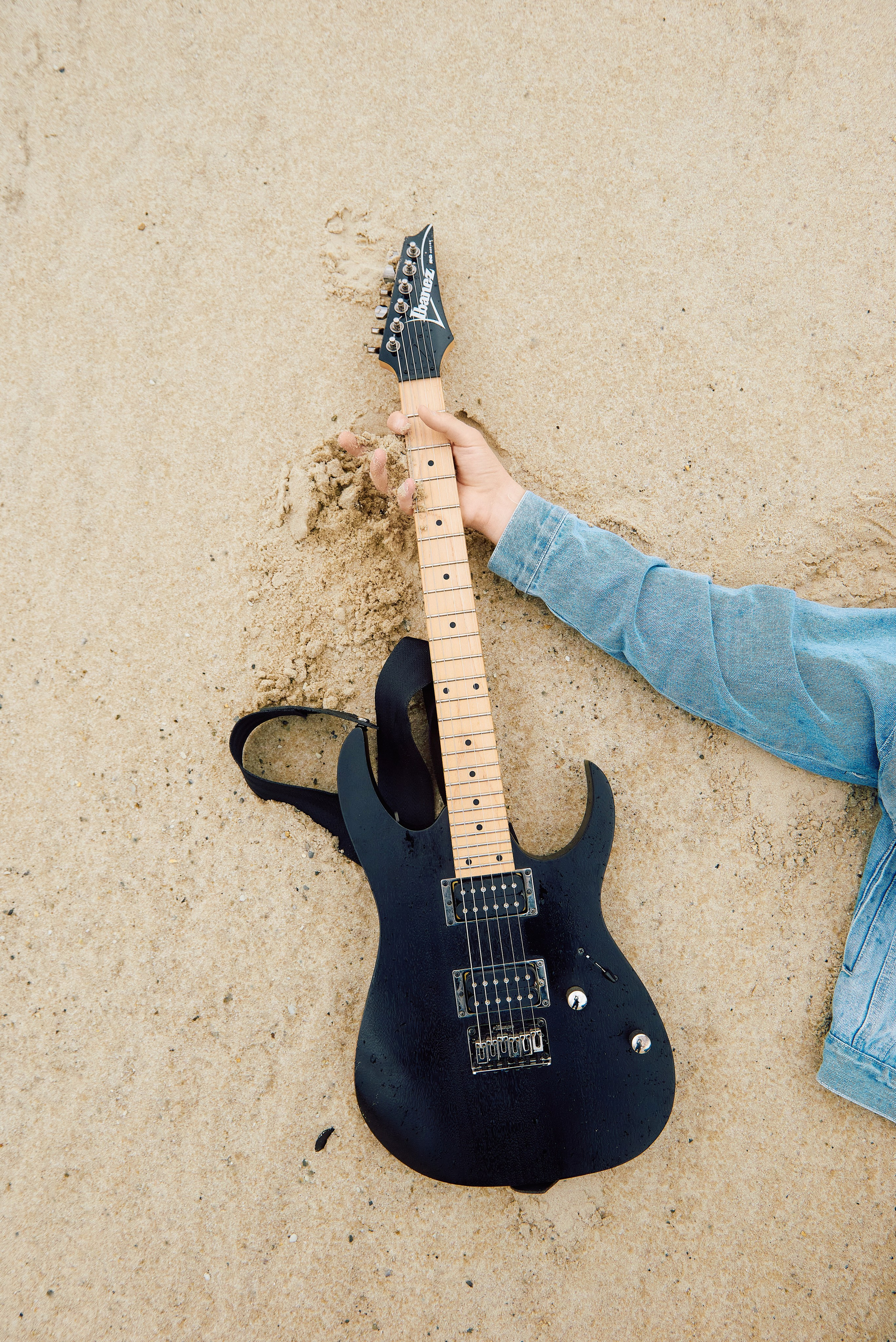 Черная гитара в пустыне