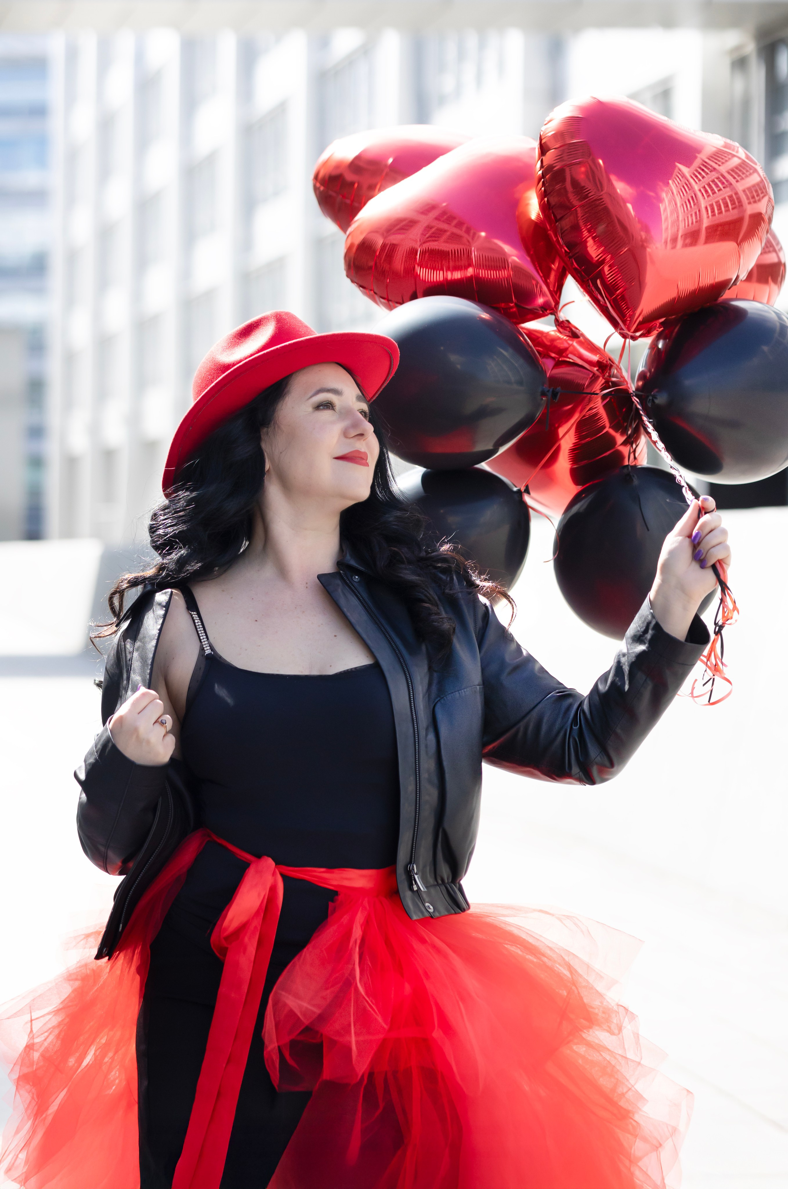 Balloons and red skirt. Photographer in Munich