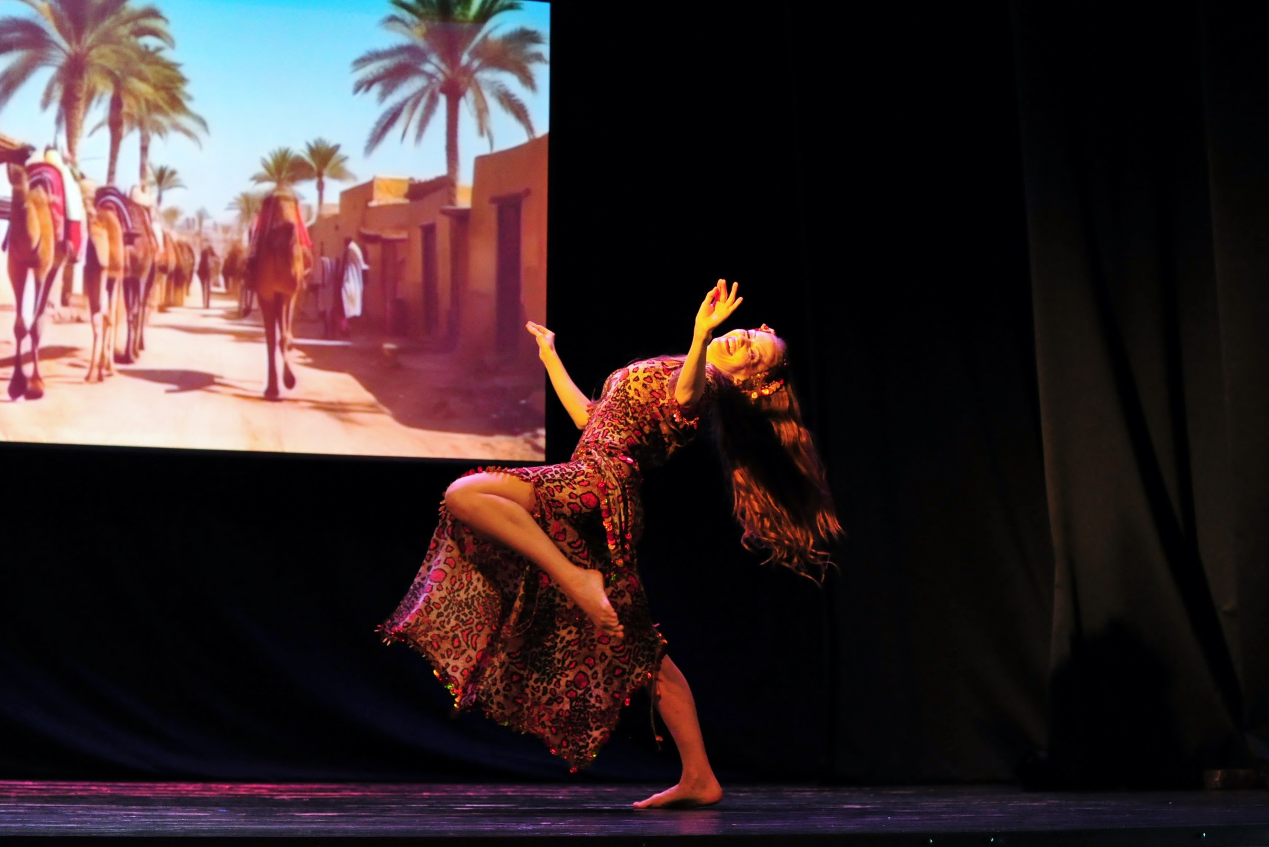 Индийский танец девушки в красном