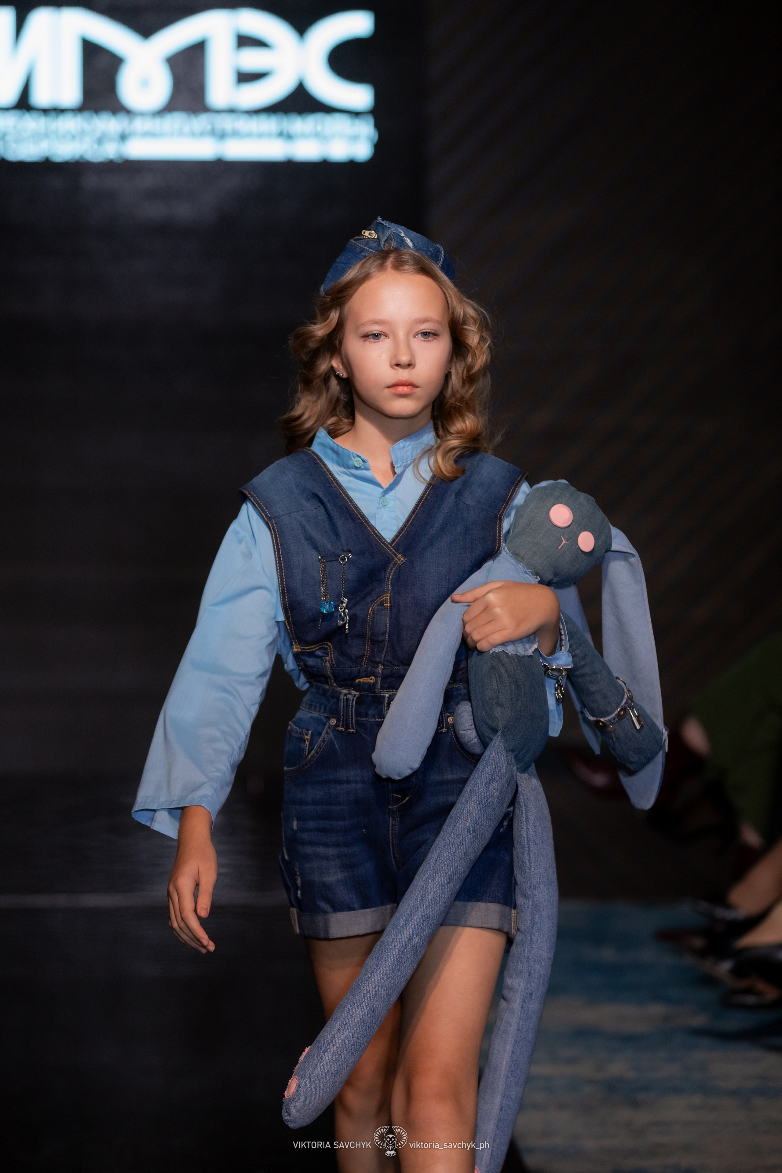 Подиум Rostov Fashion Show 2025. Осень-зима. Фотограф в Ростов-на-Дону Виктория Савчук