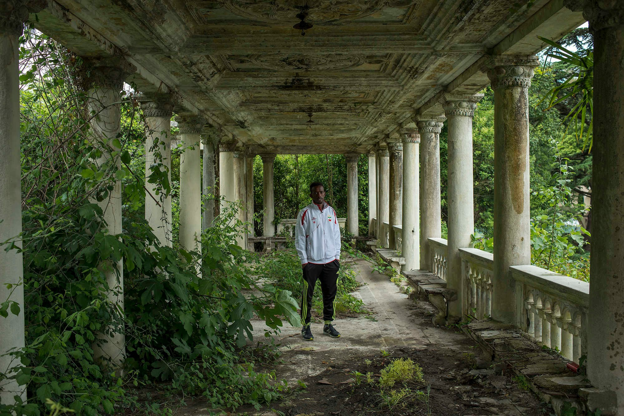 Футболист на вокзале в Гаграх, Абхазия. Съемка для СМИ чемпионата мира непризнанных стран в Абхазии. 