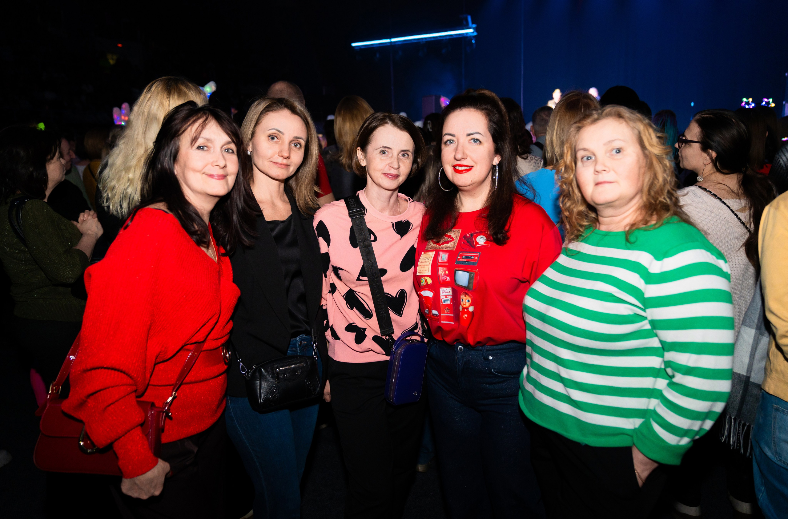 Пять женщин в ярких образах позируют вместе на корпоративном празднике Ленремонт. Концерт Светланы Разиной в КСК Арена. Фото Евгения Мальцева.
