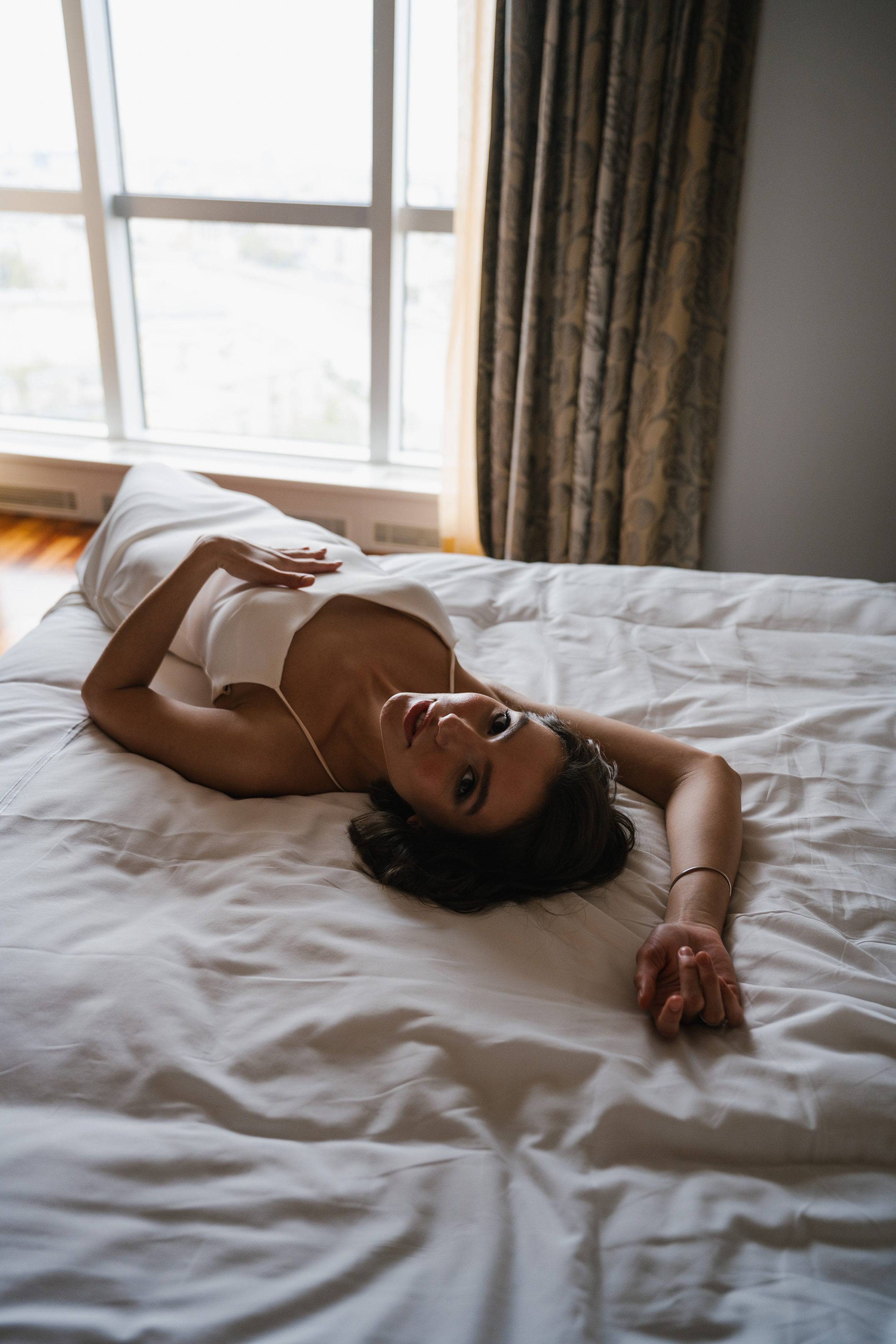 Игривое утро Лизы и Стаса в отеле. Свадебный и репортажный фотограф во Владимире Андрей Николаев