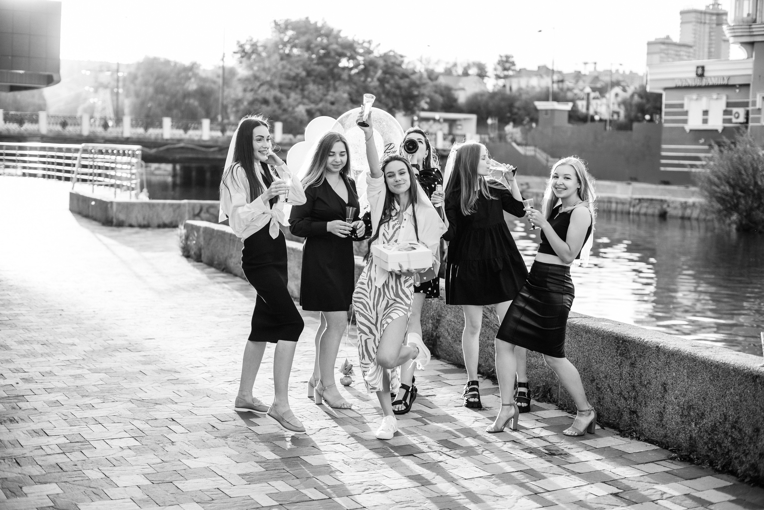 Девичник Юли на улице. Свадебный и портретный фотограф в Липецке Юлия Свит