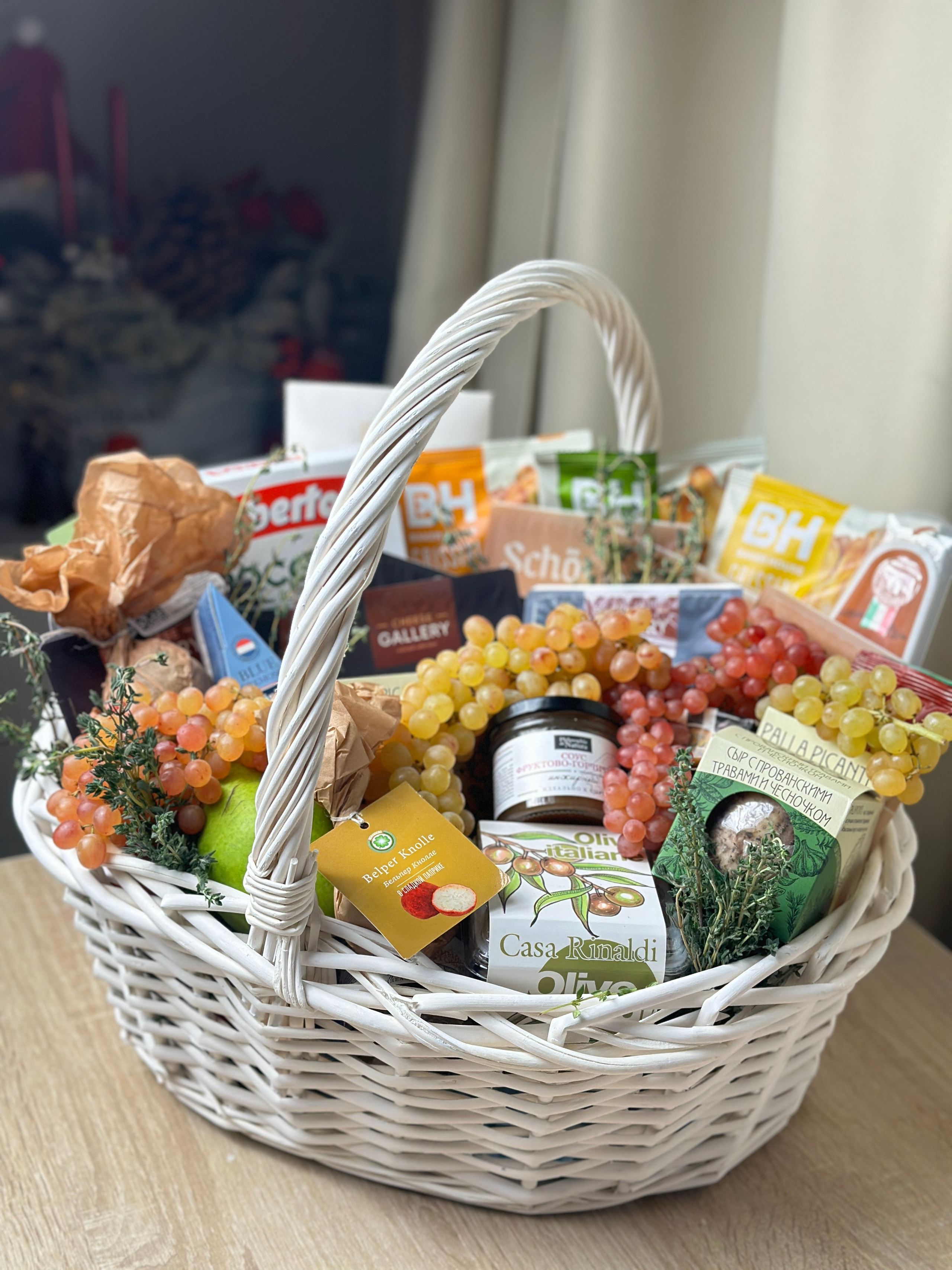 Корзины. Выездной кейтеринг, съедобные букеты, торты и сладости на заказ