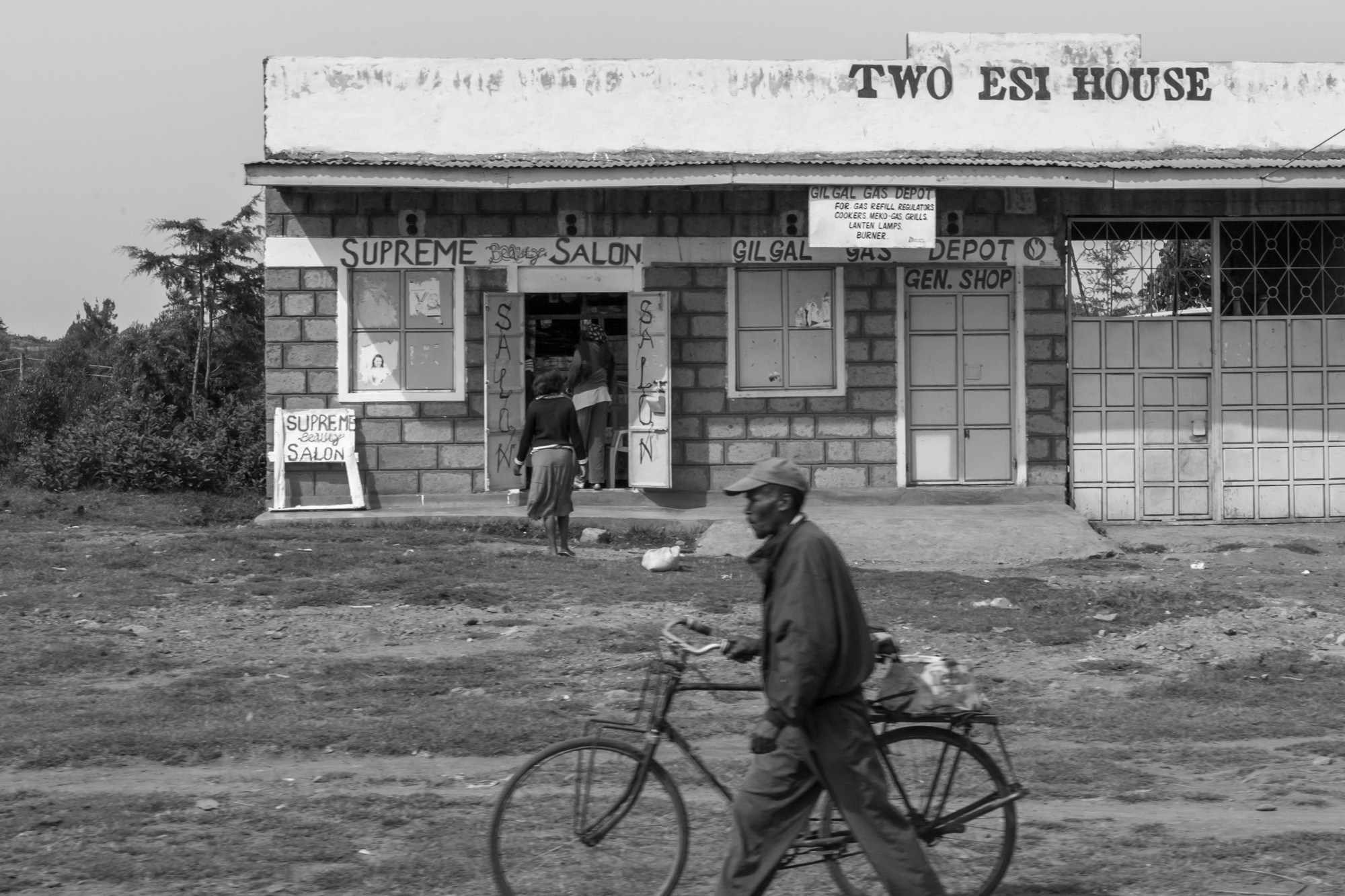 Кения. На обочине дороги. Фотограф Алексей Скоробогатько