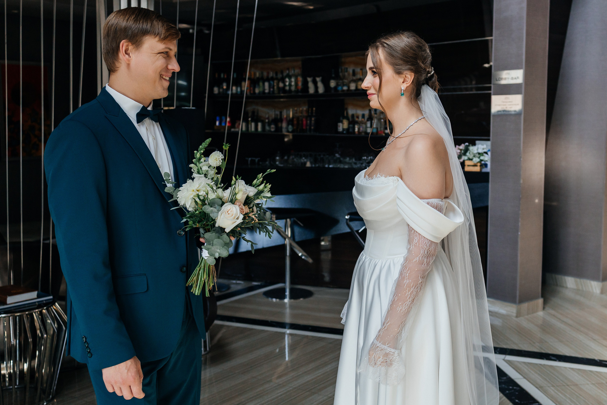 Свадебная прогулка на корабле. Олег Сверчков | Свадебный фотограф Вологда