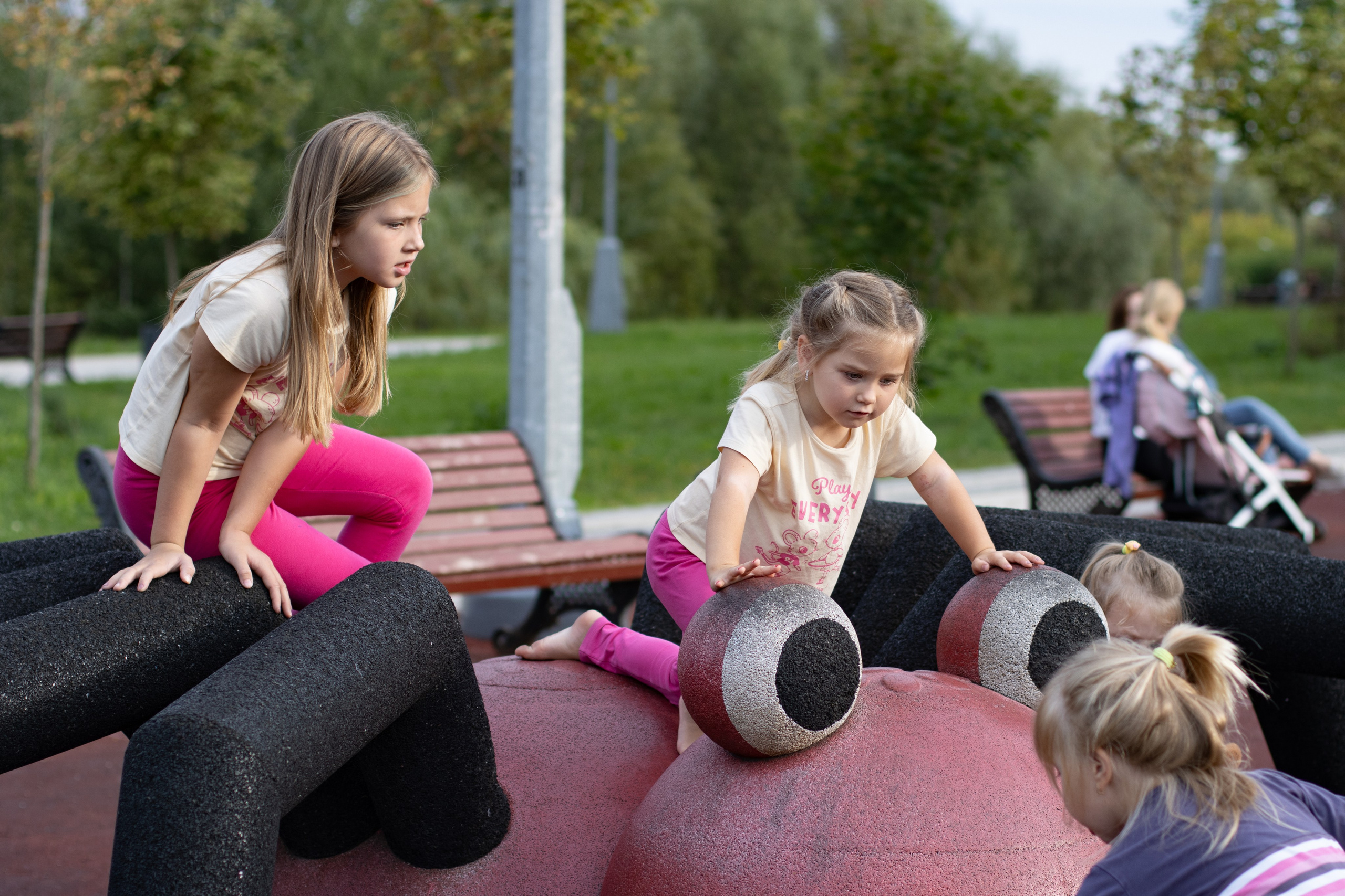 Две сестрички в парке. Главная