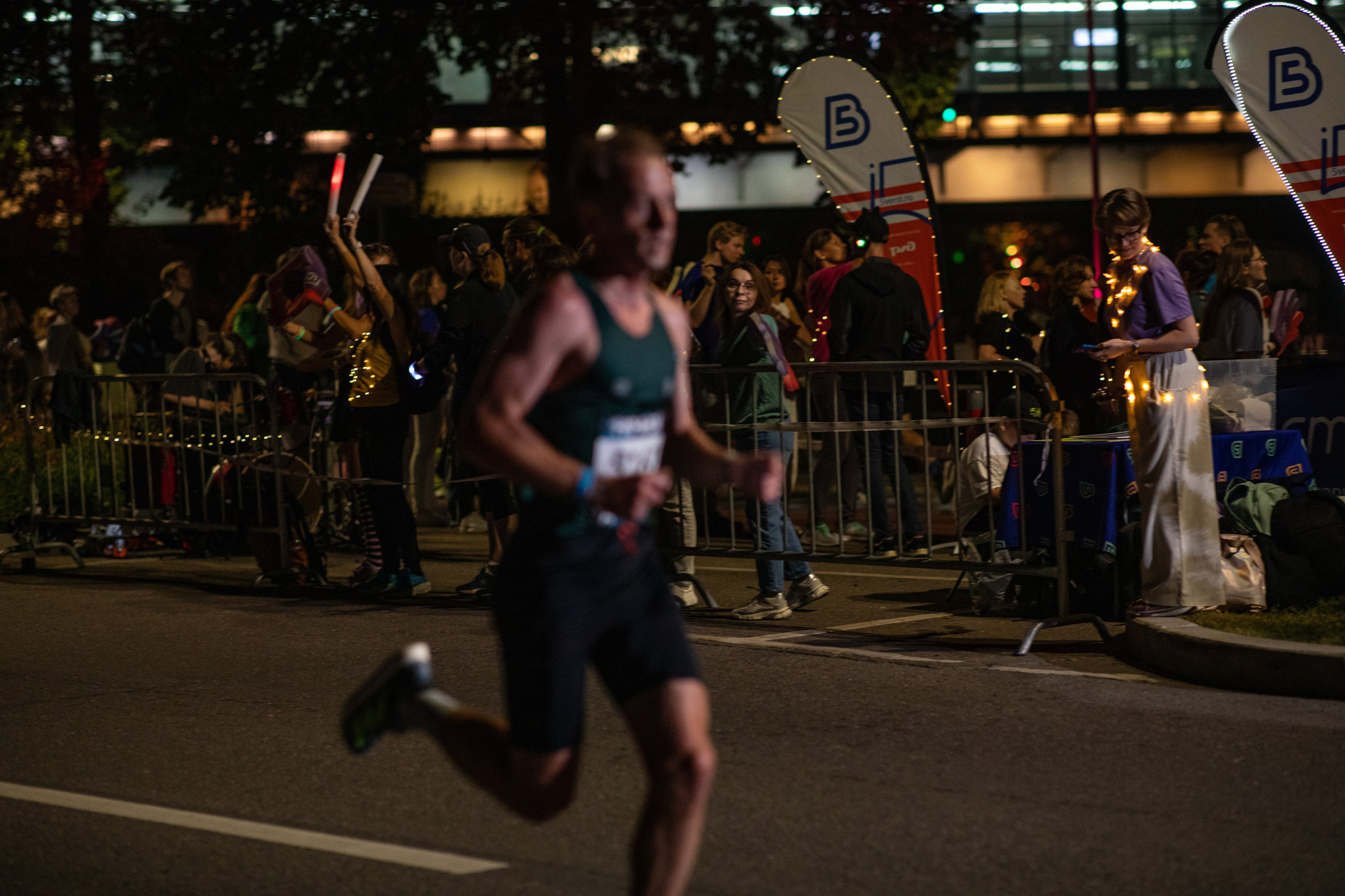 Ночной забег в ленте фотографий бегунов 03.08.24. Фотограф Сергей Ловкий