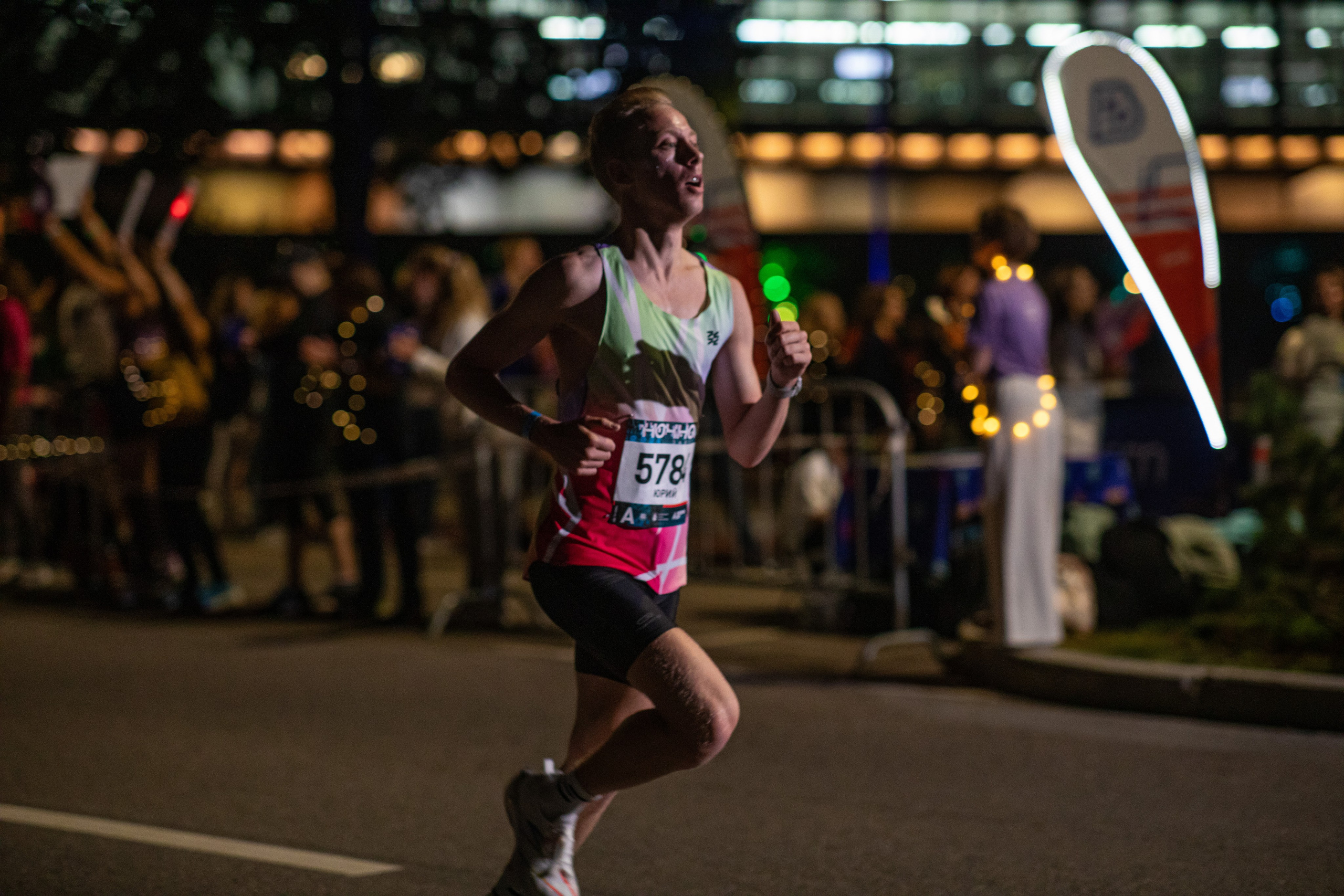 Ночной забег в ленте фотографий бегунов 03.08.24. Фотограф Сергей Ловкий