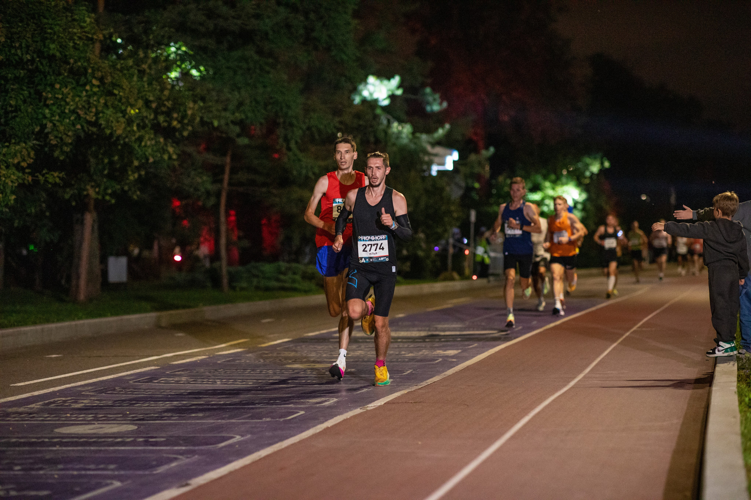 Ночной забег в ленте фотографий бегунов 03.08.24. Фотограф Сергей Ловкий
