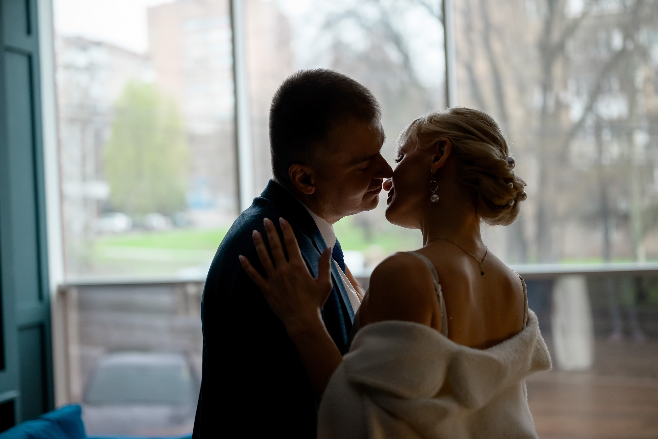 Свадебная фотосессия в синем зале. Юлия Басня семейный и свадебный фотограф в Донецке