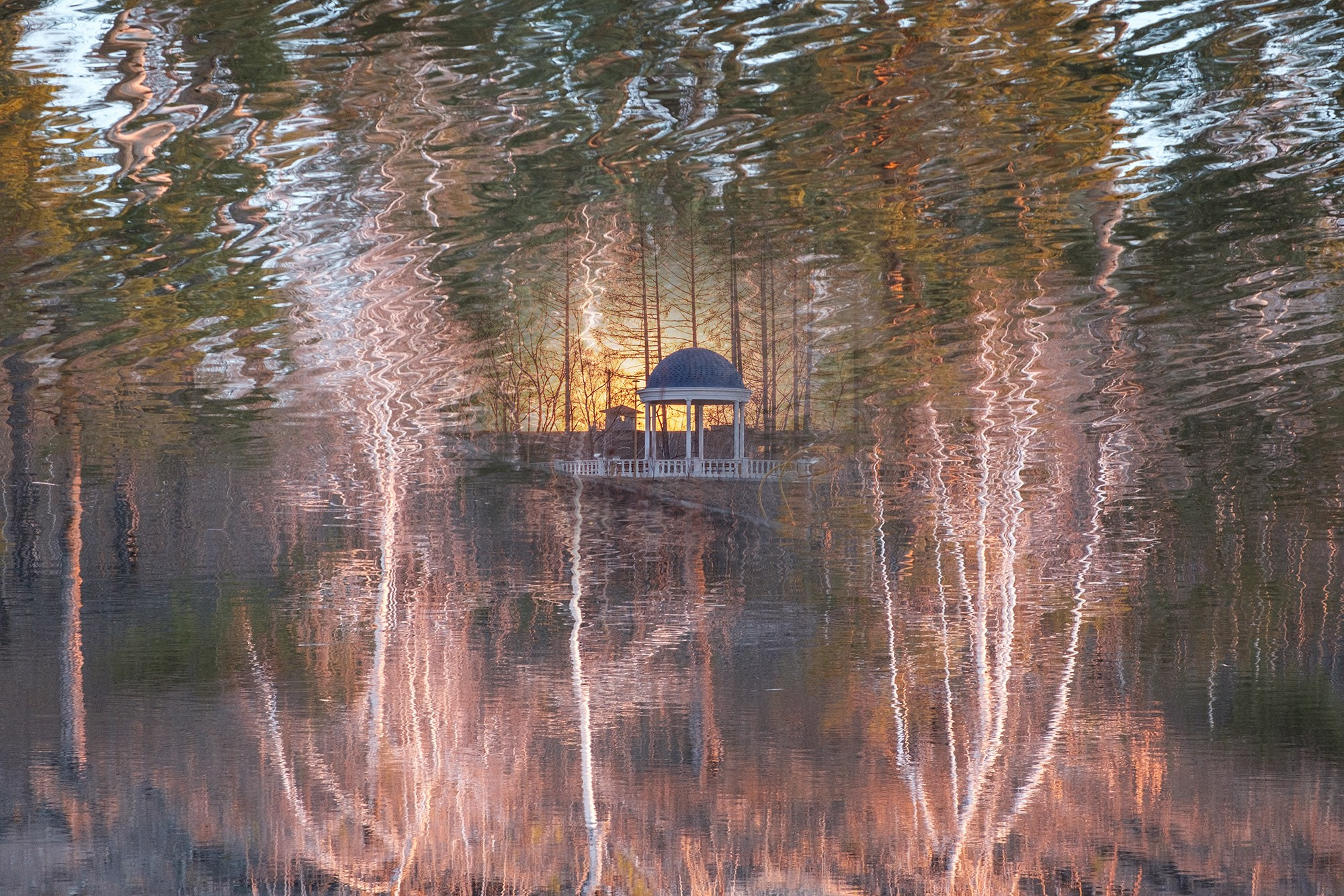 Ротонда в осеннем лесу, совмещенные фотографии.