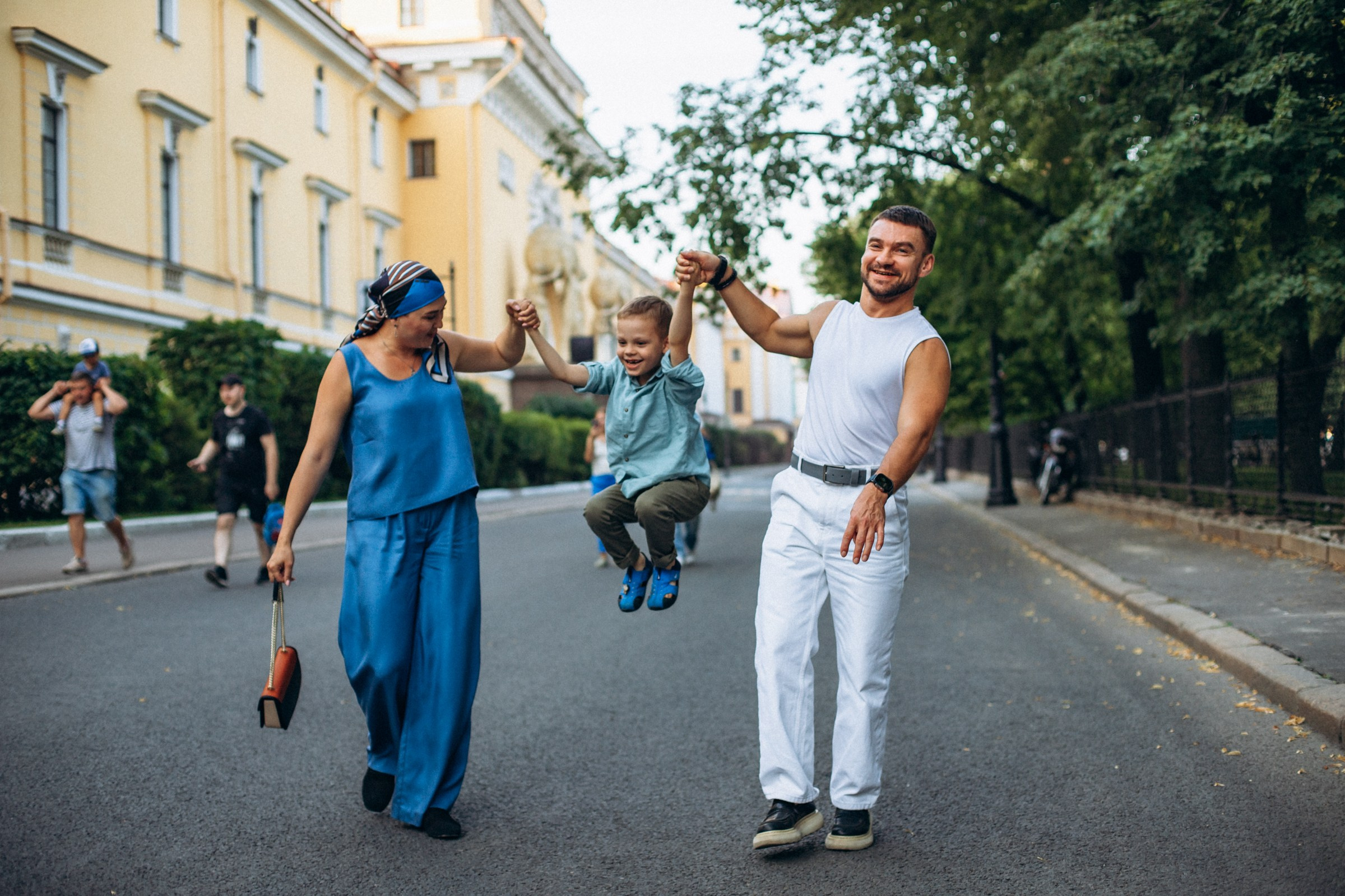 Наталья с семьей в июле. Фотопрогулка в Петербурге. Индивидуальный и семейный фотограф в Санкт-Петербурге