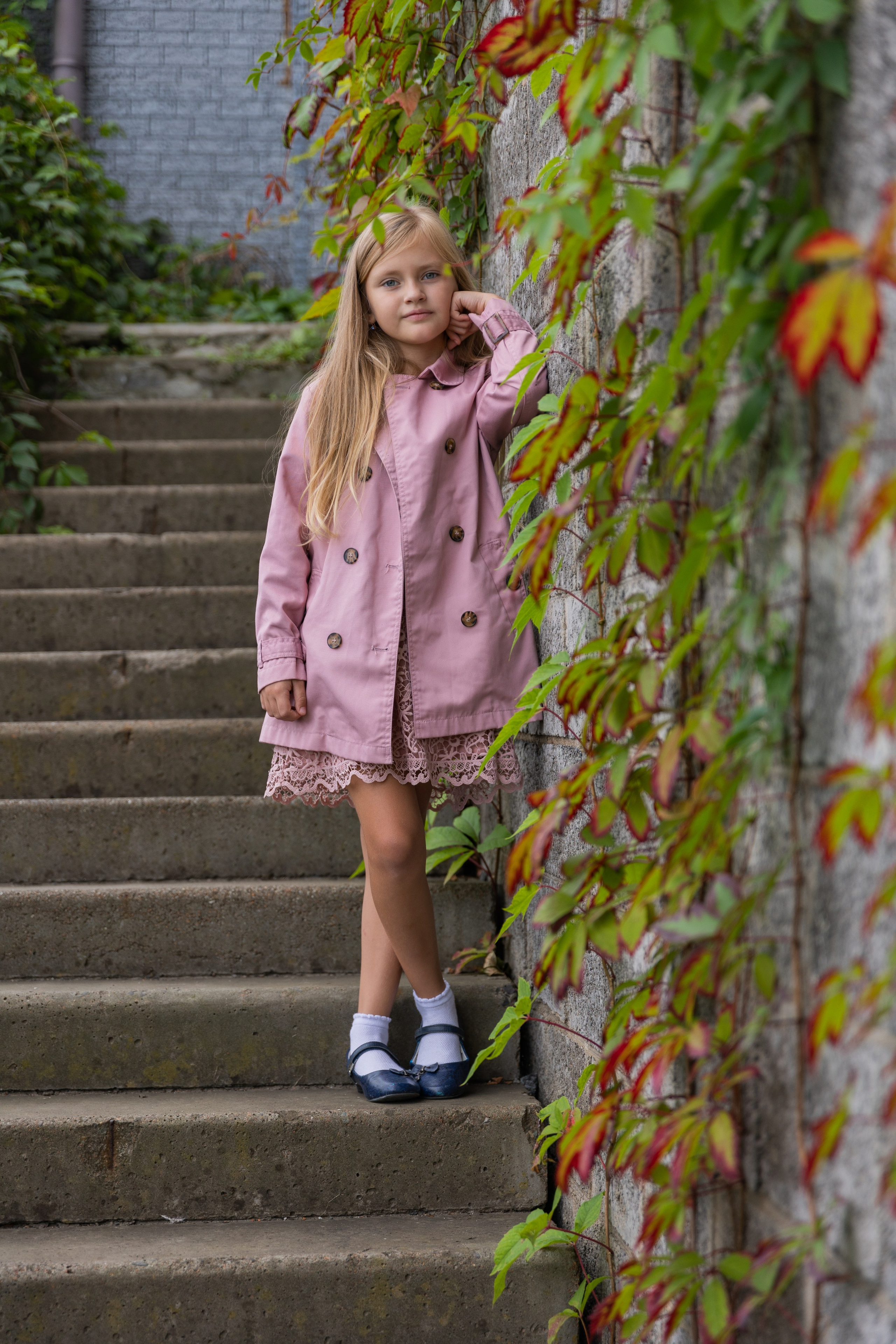 Портрет девочки, поза, ракурс, пример тематической фотосессии. Современные выпускные альбомы, тропа здоровья, Лейтенанта Шмидта